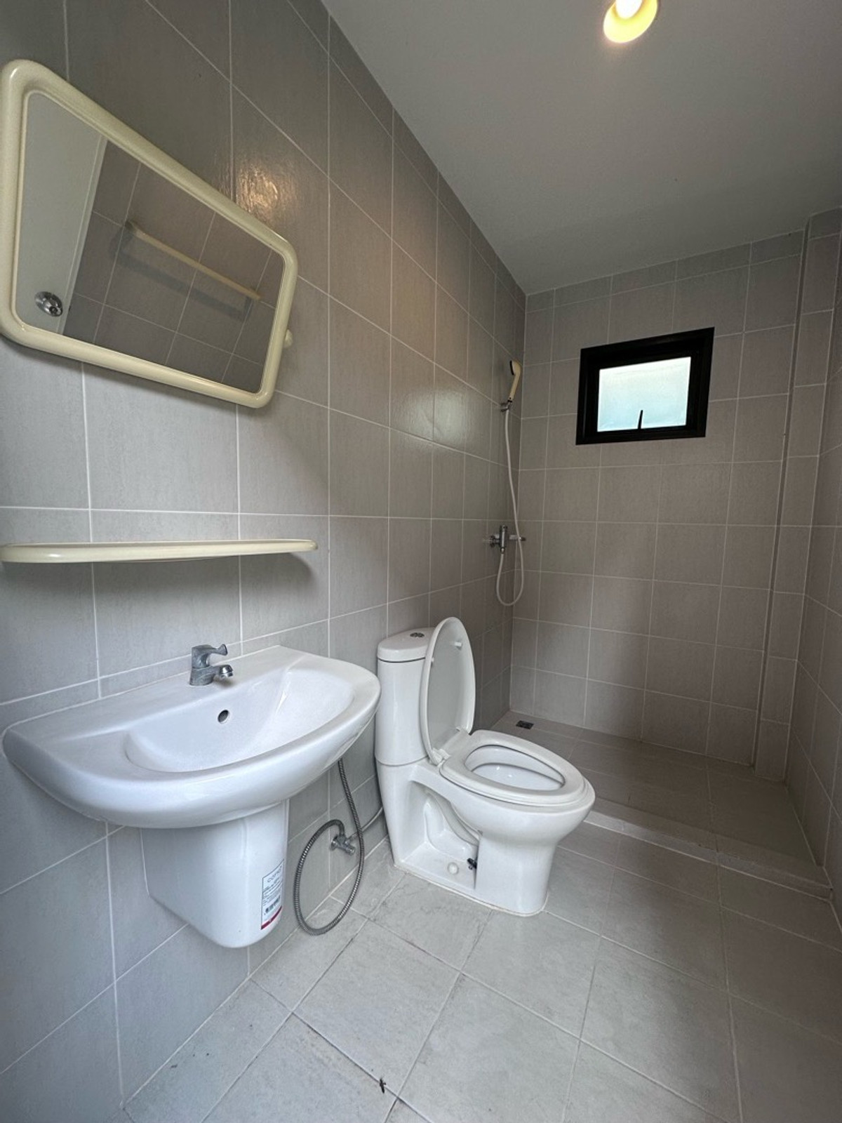 For RentHousePattanakan, Srinakarin : 💎 稀有大户型别墅！6卧5卫 + 多功能房 + 独立佣人房
距离 Brighton 国际学校仅 1 分钟，月租仅 220,000 泰铢

🌟 一次看房，看遍整个项目！同项目及周边区域还有多套房源可选 🌟

📌 可立即入住