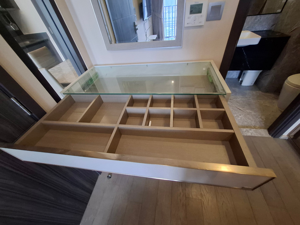 For RentCondoSukhumvit, Asoke, Thonglor : 🏛️Hotel-Style Luxury: City View & Valuables Display Drawer in Asoke