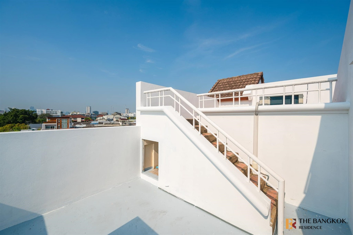 ให้เช่าบ้านสะพานควาย จตุจักร :  Bussarakam Place 🏡 ทาวน์โฮมพูลวิลล่า 4 ชั้น พร้อมสระว่ายน้ำ ใจกลางกรุงเทพ! 🤽🏻‍♂️ 