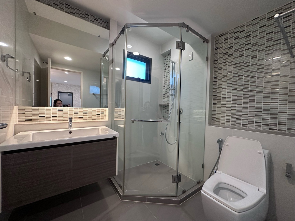 For RentHousePattanakan, Srinakarin : 💎 稀有大户型别墅！6卧5卫 + 多功能房 + 独立佣人房
距离 Brighton 国际学校仅 1 分钟，月租仅 220,000 泰铢

🌟 一次看房，看遍整个项目！同项目及周边区域还有多套房源可选 🌟

📌 可立即入住