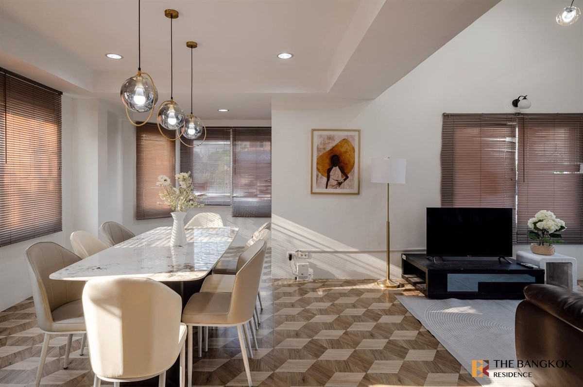 ให้เช่าบ้านสะพานควาย จตุจักร :  Bussarakam Place 🏡 ทาวน์โฮมพูลวิลล่า 4 ชั้น พร้อมสระว่ายน้ำ ใจกลางกรุงเทพ! 🤽🏻‍♂️ 