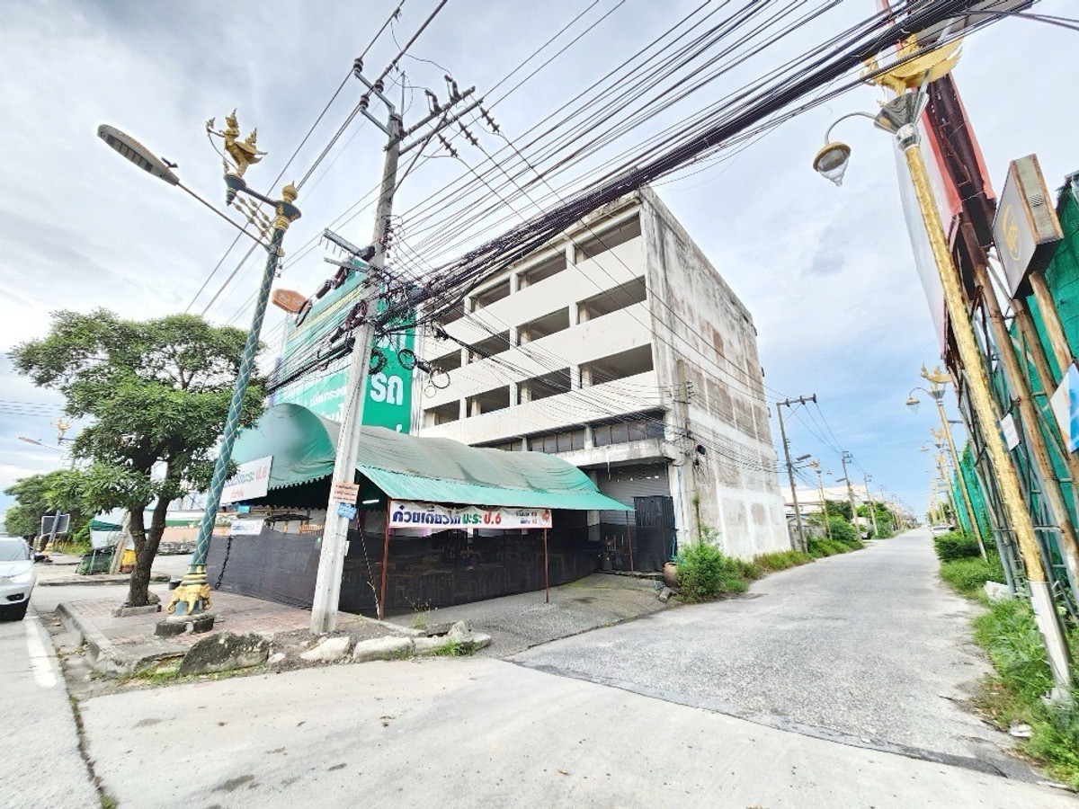 For RentShop HouseLadkrabang, Suwannaphum Airport : Commercial building for rent, 4 units, 4.5 floors, width 14 meters, next to the main road, King Kaew, Suvarnabhumi, with parking for 20 cars, connected to Bangna, Suan Luang, Lat Krabang and the expressway motorway.