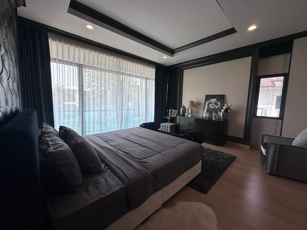 For RentHousePattanakan, Srinakarin : 💎 稀有大户型别墅！6卧5卫 + 多功能房 + 独立佣人房
距离 Brighton 国际学校仅 1 分钟，月租仅 220,000 泰铢

🌟 一次看房，看遍整个项目！同项目及周边区域还有多套房源可选 🌟

📌 可立即入住