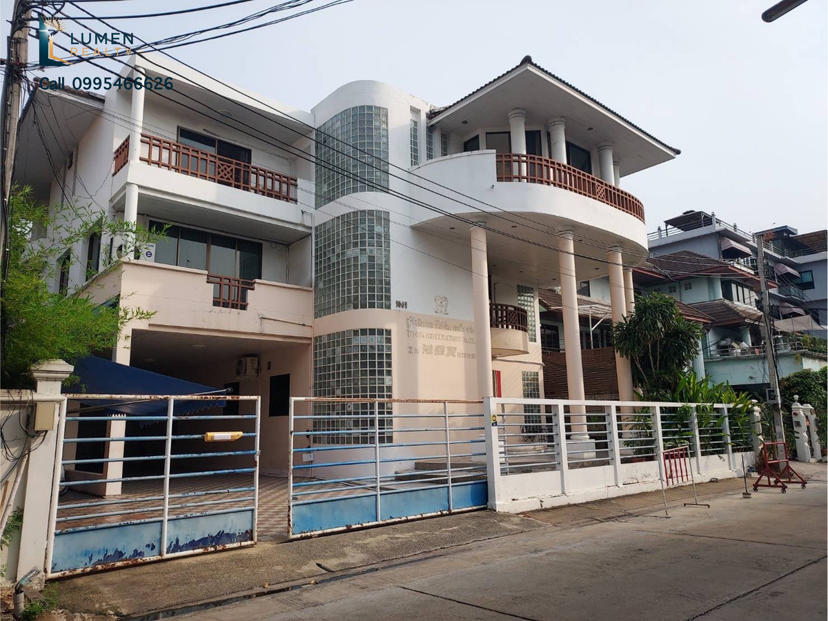 ขายโฮมออฟฟิศเลียบทางด่วนรามอินทรา : ขายโฮมออฟฟิศทาวน์อินทาวน์ 109 ตรว. ที่จอดรถ 8 คัน! ทำเลศรีวรา ใจกลางย่านธุรกิจ