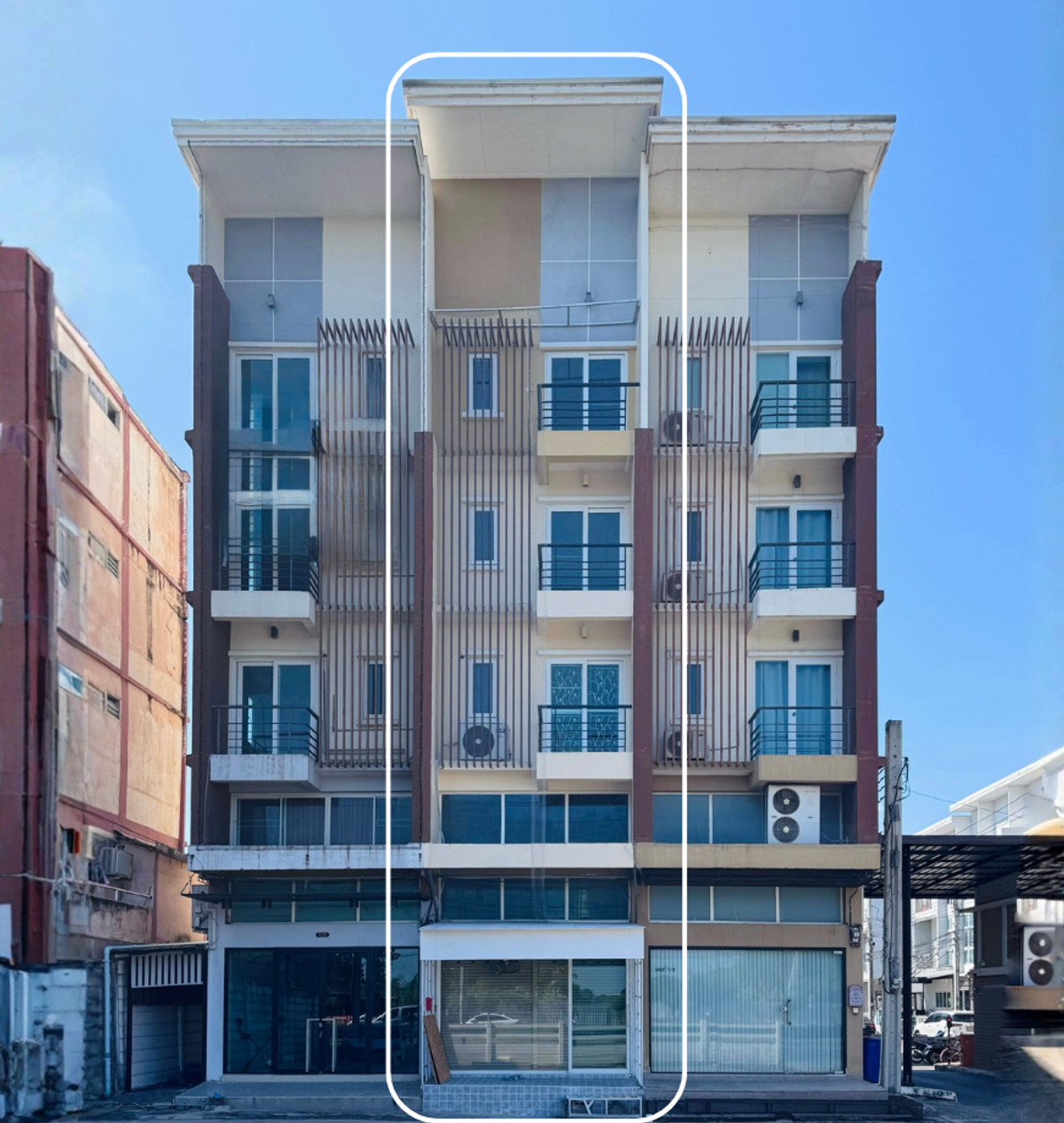 ขายอาคารพาณิชย์มีนบุรี-ร่มเกล้า : ขาย อาคารพาณิชย์ 4 ชั้นครึ่ง จอดรถได้หลายคัน ติดถนนสามวา มีนบุรี ขนาด 16 ตรว. 