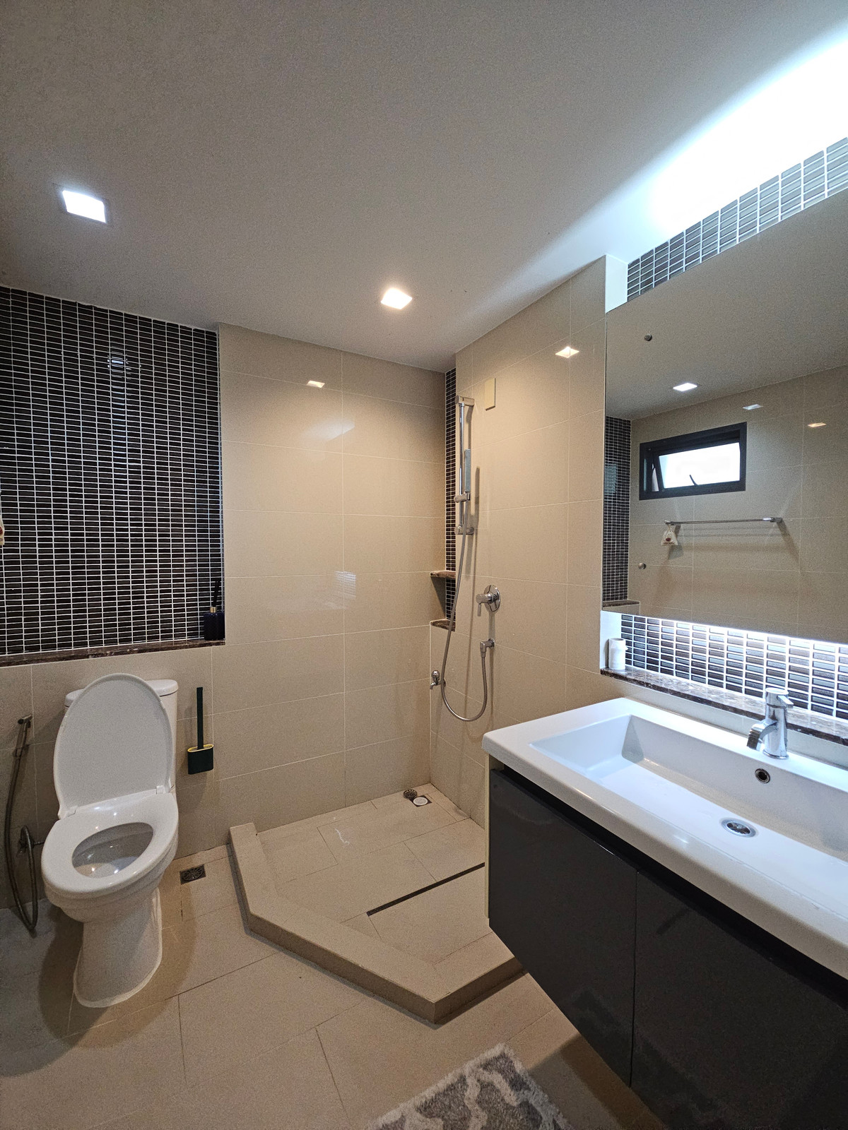 For RentHouseLadkrabang, Suwannaphum Airport : For rent Setthasiri On Nut-Srinakarin (76 sq m.) 4 bedrooms, 3 bathrooms.