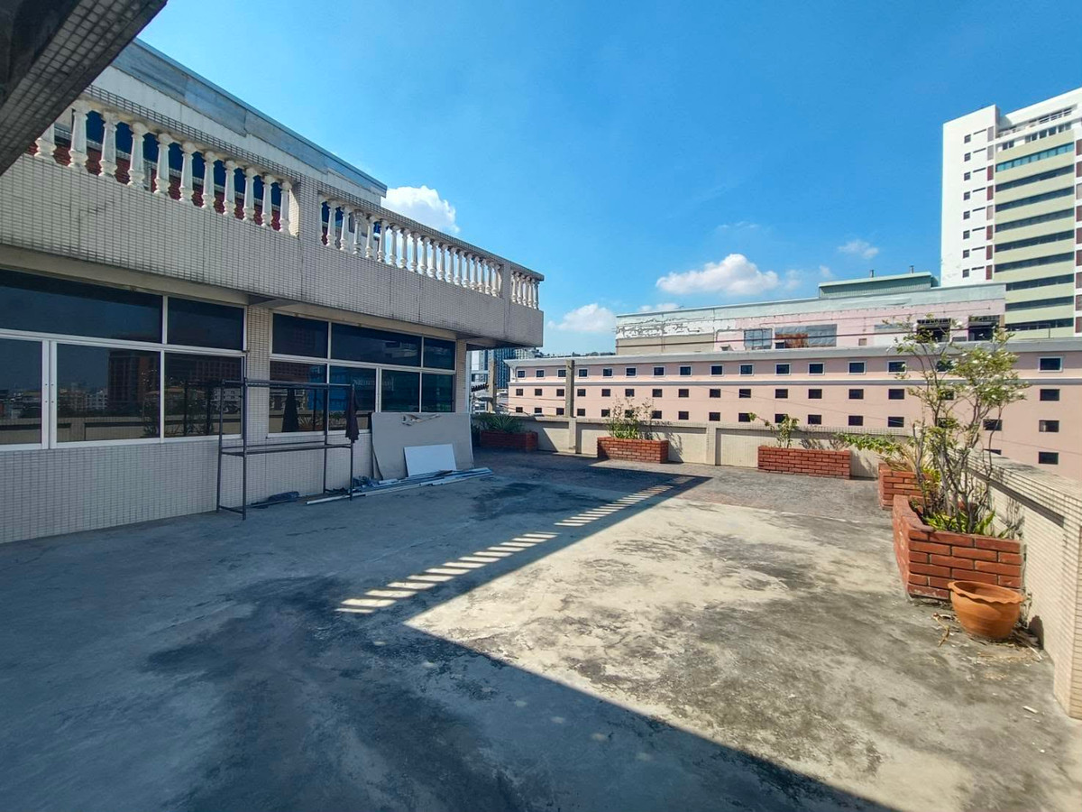 OfficeRatchadapisek, Huaikwang, Suttisan : For sale and rent, 5-story office building on Ratchadaphisek Road (parking for up to 15 cars), total usable area approximately 1,390 square meters, very convenient location.