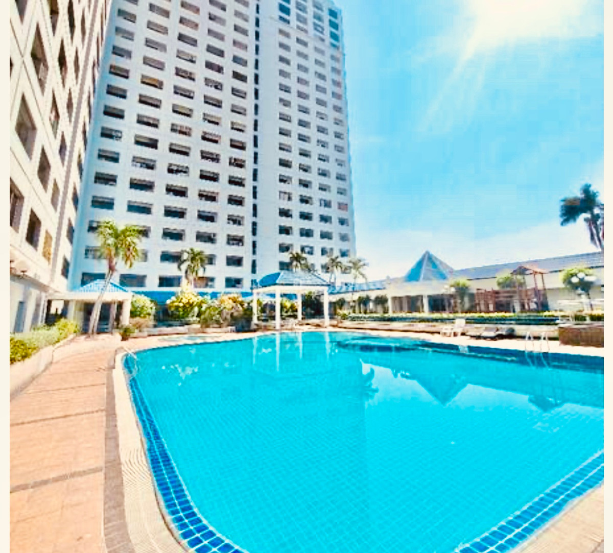ให้เช่าคอนโดพัฒนาการ ศรีนครินทร์ : Corner room with swimming pool and city views, located near Pattanakan intersection, Airport Rail Link and MRT Yellow Line