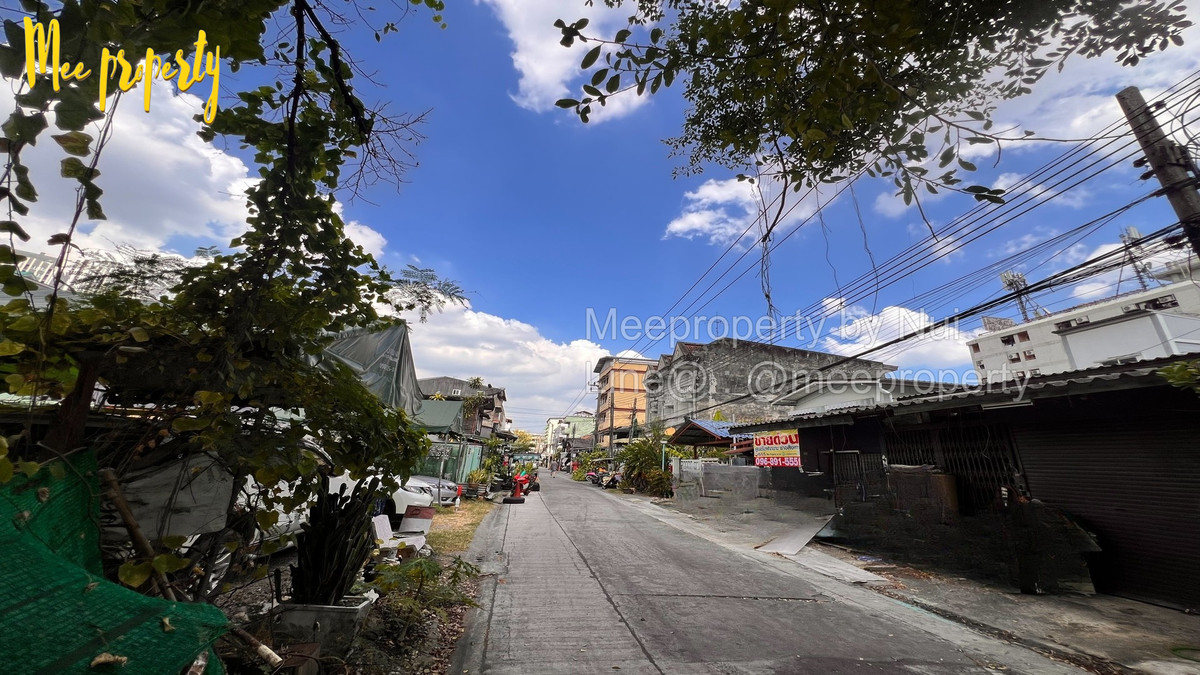 For SaleTownhomeRatchadapisek, Huaikwang, Suttisan : 🚨House with land for sale cheap! Prime location in Bangkok🚨 Soi Pracha Uthit 16, Huai Khwang, Bangkok Land size: 54 sq m. ME-231