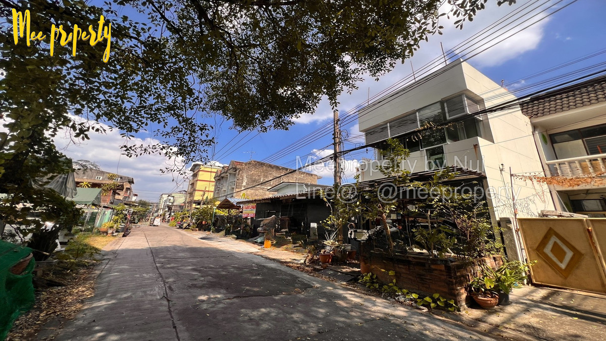For SaleTownhomeRatchadapisek, Huaikwang, Suttisan : 🚨House with land for sale cheap! Prime location in Bangkok🚨 Soi Pracha Uthit 16, Huai Khwang, Bangkok Land size: 54 sq m. ME-231