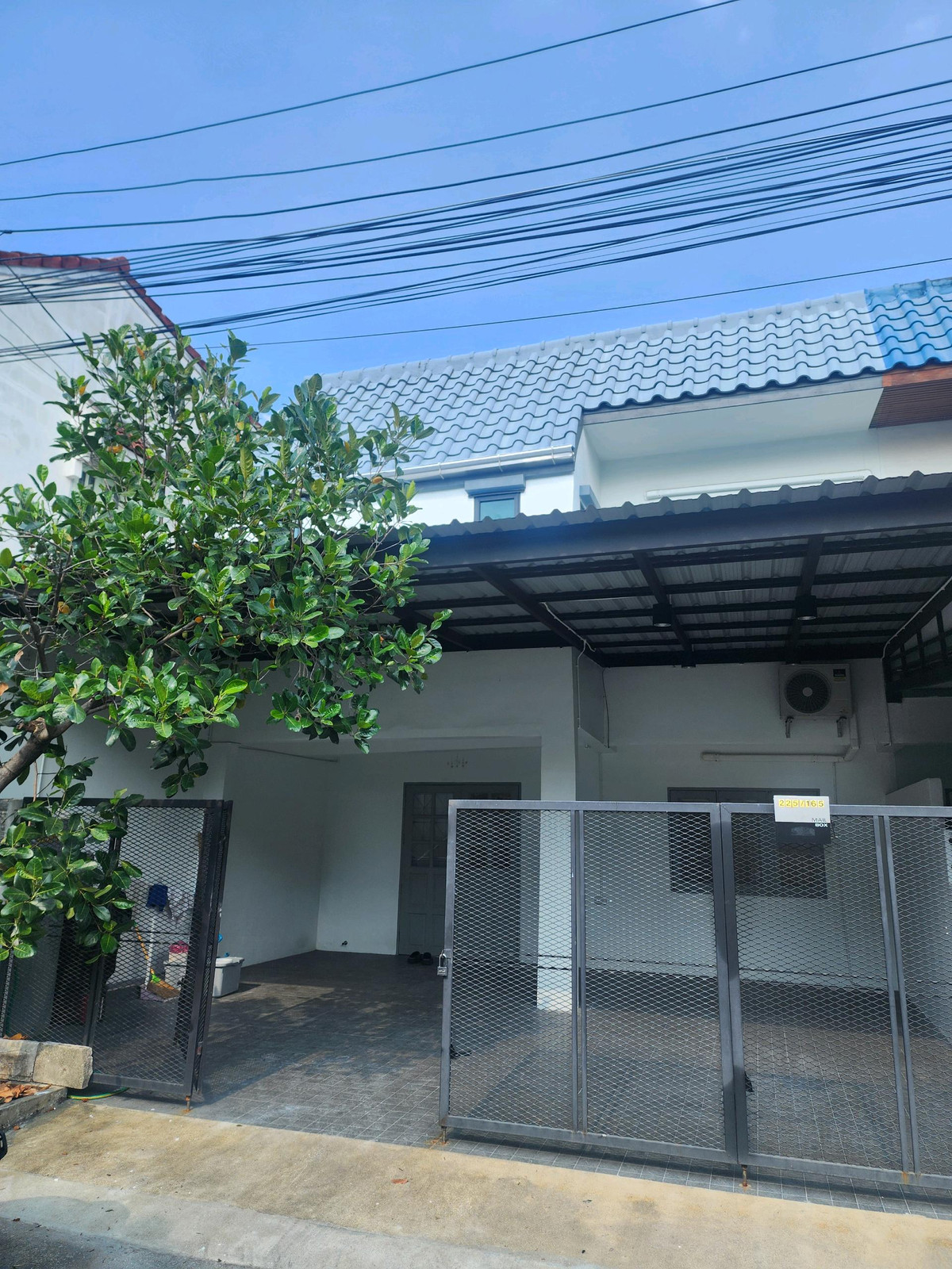 For RentTownhomeBang Sue, Wong Sawang, Tao Pun : Newly renovated house for rent, next to the Purple Skytrain, 3 bedrooms, 2 bathrooms, 2 parking spaces, ready to move in.