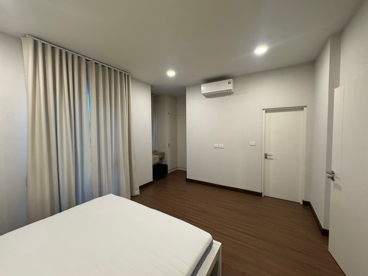 For RentHouseBangna, Bearing, Lasalle : For rent: The City Bangna 3, house near the garden.