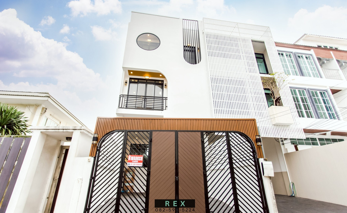 ขายทาวน์โฮมเลียบทางด่วนรามอินทรา : ขาย ทาวน์โฮม ประดิษฐ์มนูธรรม เลียบด่วน โยธินพัฒนา ขนาด 28 ตารางวา ใกล้ Chic Republic