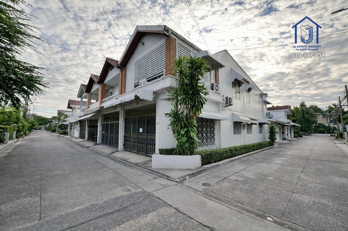 ขายทาวน์โฮมรัชดา ห้วยขวาง : ขายทาวน์โฮม 2 ชั้น หมู่บ้านอยู่เจริญ หลังมุม ซอยอินทามระ 41 ใกล้MRT สุทธิสาร