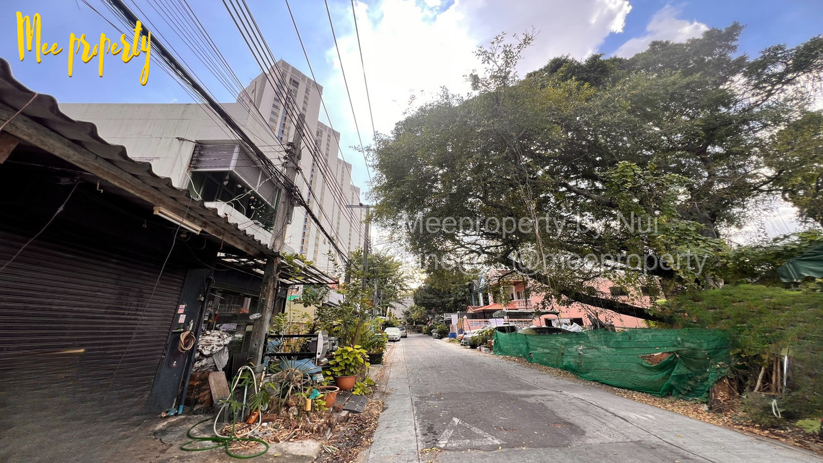 For SaleTownhomeRatchadapisek, Huaikwang, Suttisan : 🚨House with land for sale cheap! Prime location in Bangkok🚨 Soi Pracha Uthit 16, Huai Khwang, Bangkok Land size: 54 sq m. ME-231