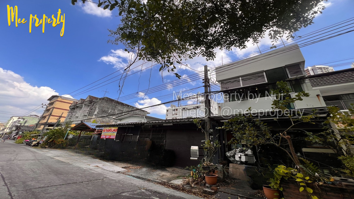 For SaleTownhomeRatchadapisek, Huaikwang, Suttisan : 🚨House with land for sale cheap! Prime location in Bangkok🚨 Soi Pracha Uthit 16, Huai Khwang, Bangkok Land size: 54 sq m. ME-231