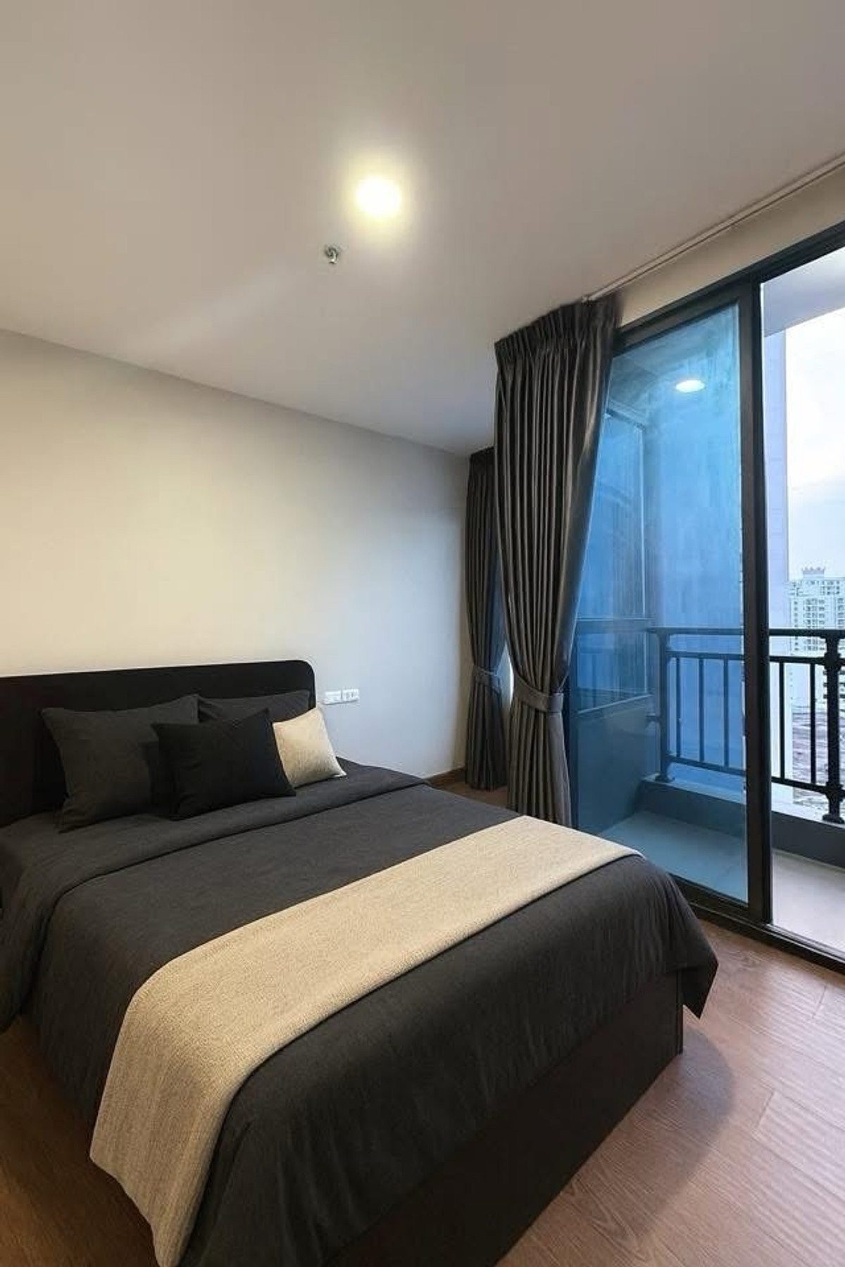 For RentCondoRatchadapisek, Huaikwang, Suttisan : 🏢 Artisan Ratchada👫 Hot Hit Condo ‼️ In the heart of Ratchada, there is a supermarket 🛒✨