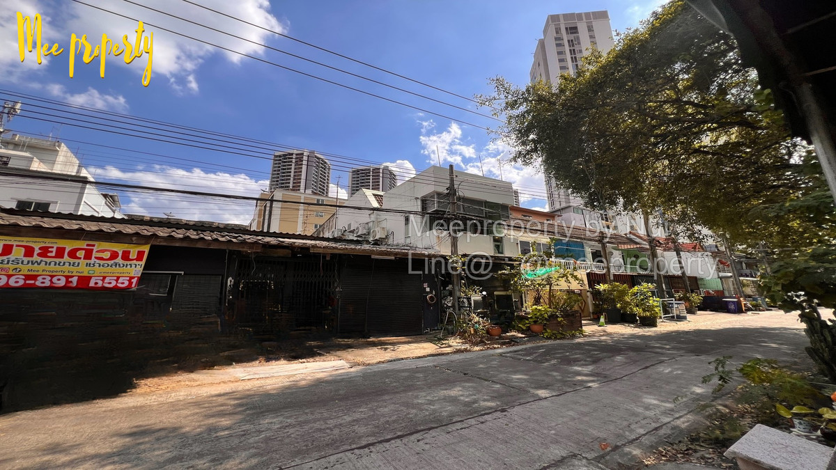 For SaleTownhomeRatchadapisek, Huaikwang, Suttisan : 🚨House with land for sale cheap! Prime location in Bangkok🚨 Soi Pracha Uthit 16, Huai Khwang, Bangkok Land size: 54 sq m. ME-231