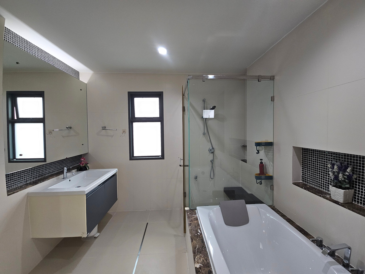 For RentHouseLadkrabang, Suwannaphum Airport : For rent Setthasiri On Nut-Srinakarin (76 sq m.) 4 bedrooms, 3 bathrooms.