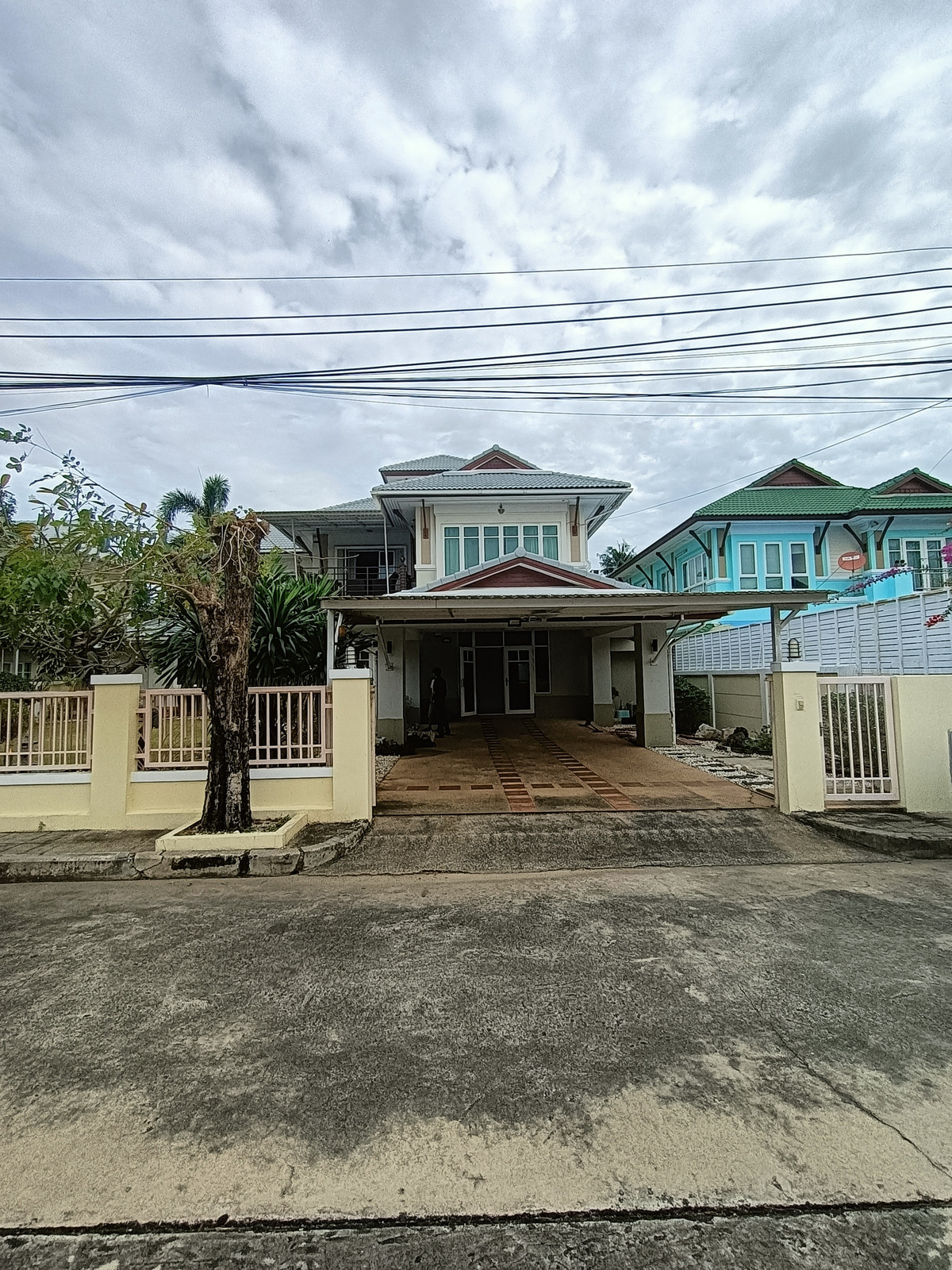 ขายบ้านสมุทรปราการ สำโรง : บ้านติดสนามกอล์ฟวินมิลล์บางนา จากุชชี่ในสวนหน้าบ้าน ห้องอาบน้ำภายนอกฟีลรีสอร์ท