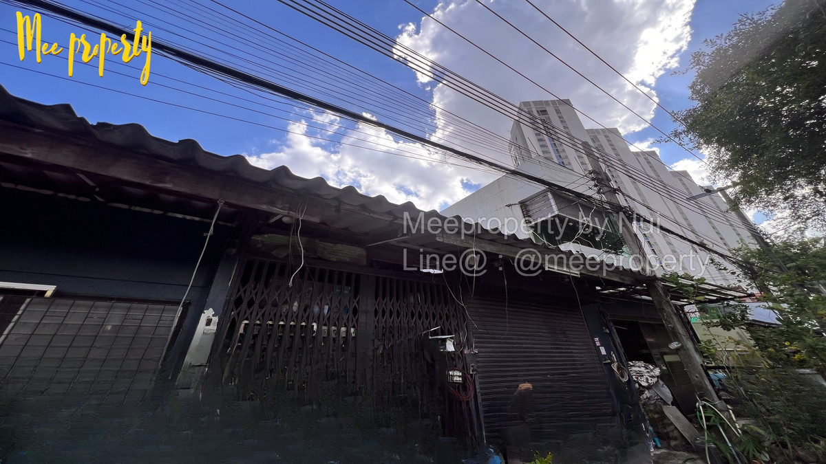 For SaleTownhomeRatchadapisek, Huaikwang, Suttisan : 🚨House with land for sale cheap! Prime location in Bangkok🚨 Soi Pracha Uthit 16, Huai Khwang, Bangkok Land size: 54 sq m. ME-231