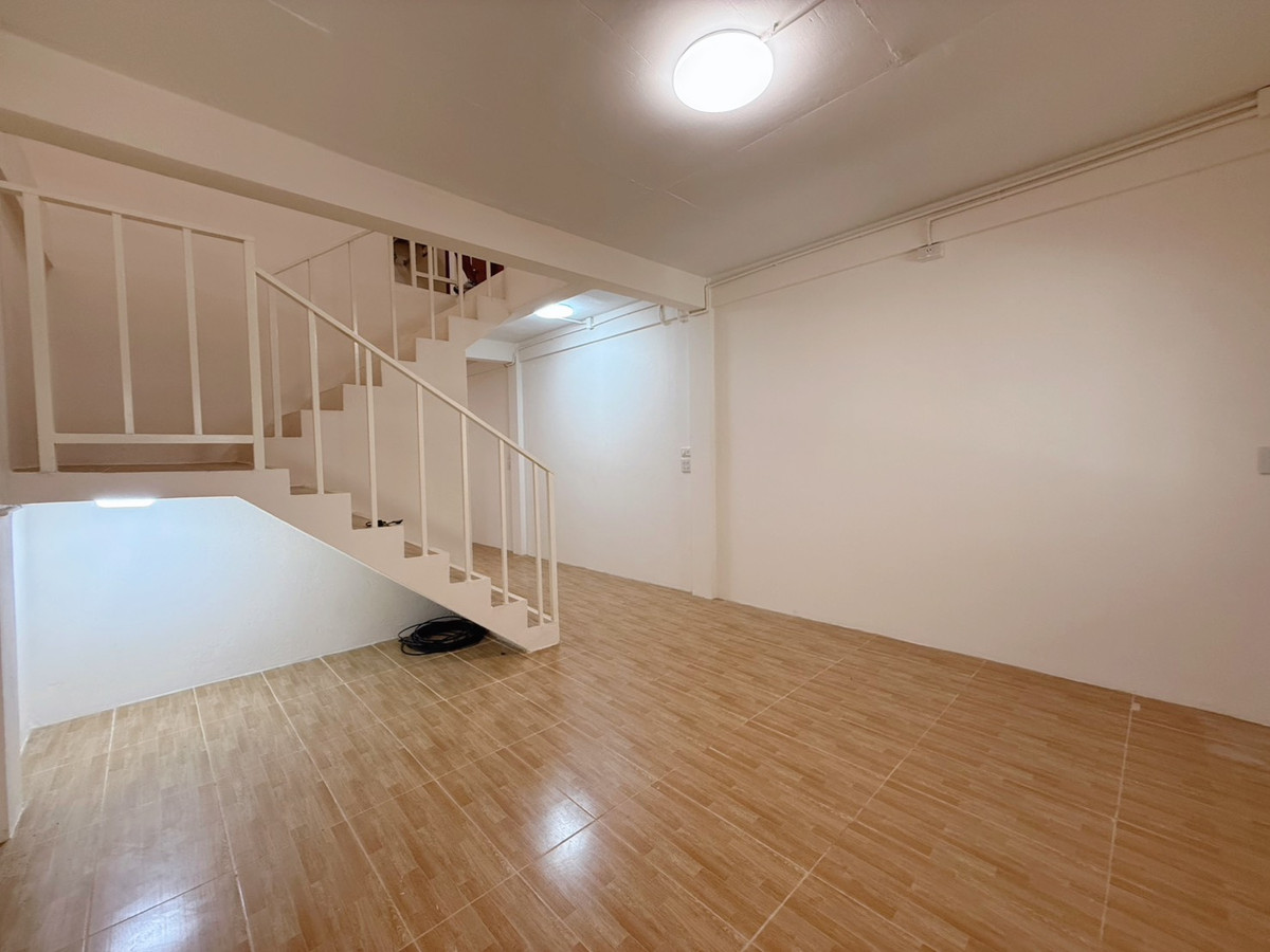 ขายคอนโดโชคชัย4 ลาดพร้าว71 : ขายทาวน์เฮ้าส์ 2 ชั้น รีโนเวทใหม่ (มี 2 หลังติดกัน) ซอยลาดพร้าว 41 ใกล้รถไฟฟ้าสายสีเหลืองสถานีโชคชัย 4 ประมาณ 900 เมตรเท่านั้น