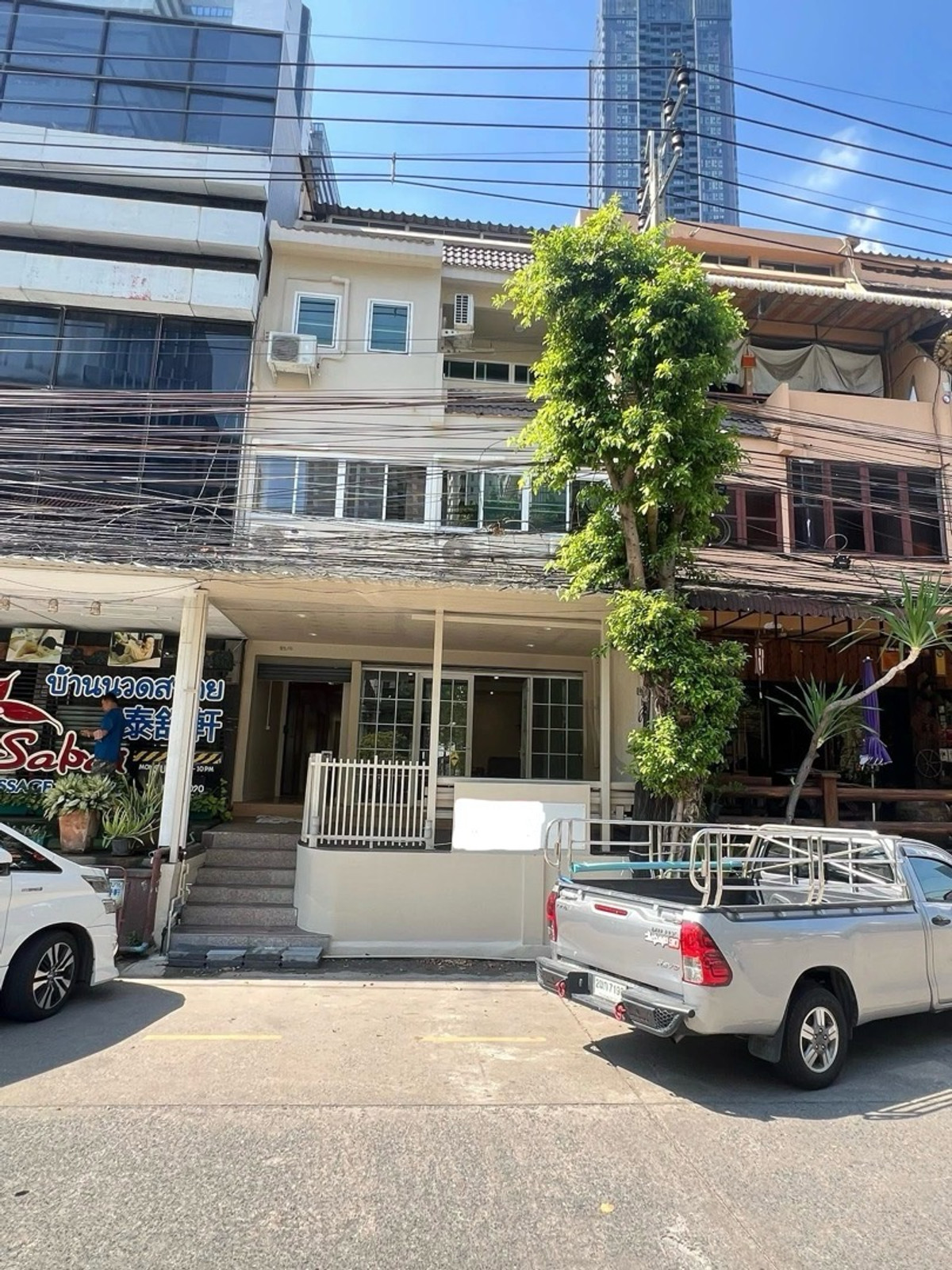 For RentHome OfficeRama9, Petchburi, RCA : 🏢 Home Office360sq.m. For rent next to Central Rama 9: 6 bedrooms, 5 bathrooms, Ready to Move in.