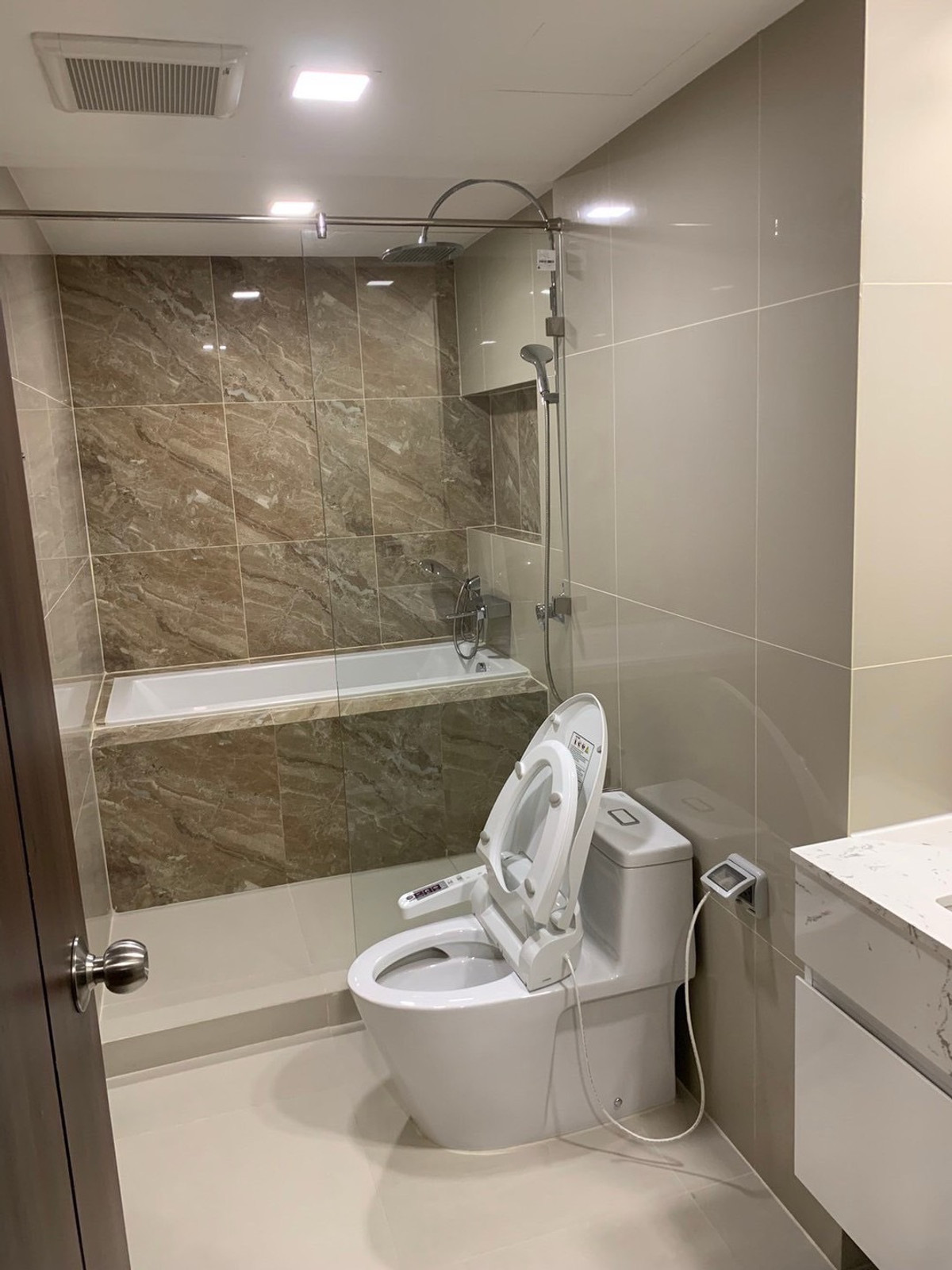 For RentCondoSukhumvit, Asoke, Thonglor : ✨ Condo for Rent – Pet Friendly (Cats Allowed 😸) Prime Thonglor 2 bedrooms | 130 sqm Fully furnished with complete facilities Near to BTS Thonglor Ready to move in