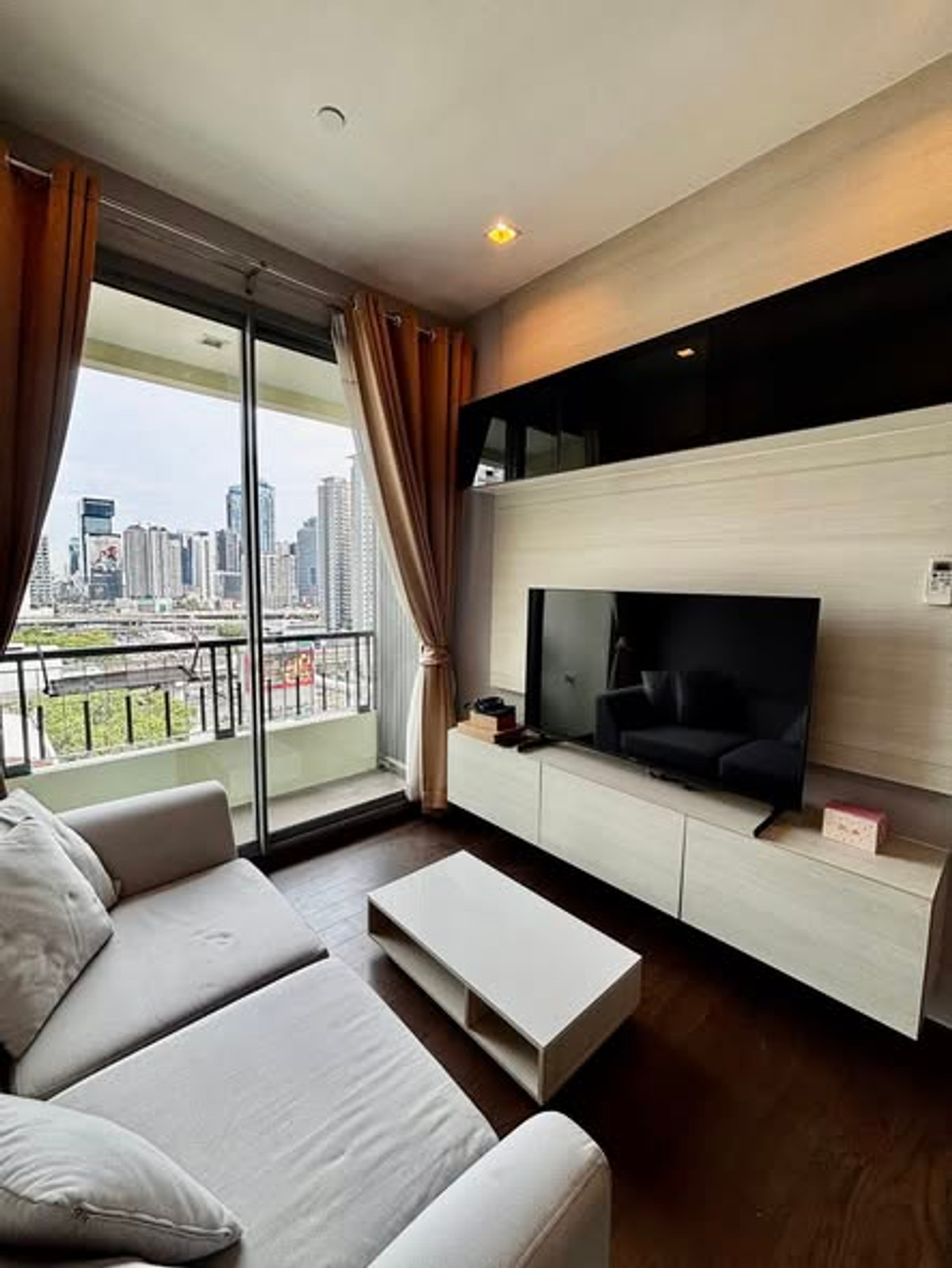 ให้เช่าคอนโดพระราม 9 เพชรบุรีตัดใหม่ RCA : For Rent " ด่วน ปล่อยเช่า 🔥 ราคาดีมาก! ✨คอนโดใจกลางอโศก 2ห้องนอน1น้ำ  ค่าเช่าเพียง 34k ลดจาก38k!!!