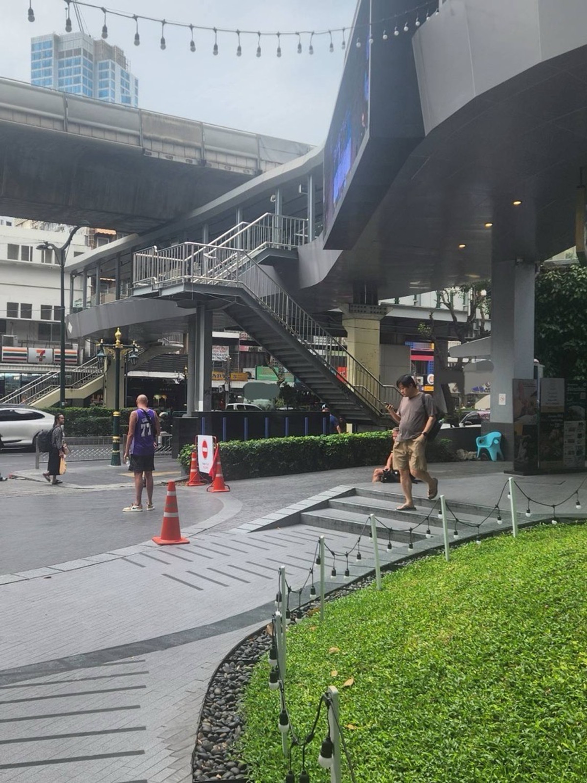 ให้เช่าสุขุมวิท อโศก ทองหล่อ : For Rent – Prime Commercial Space on Sukhumvit 
Sukhumvit 11-13 