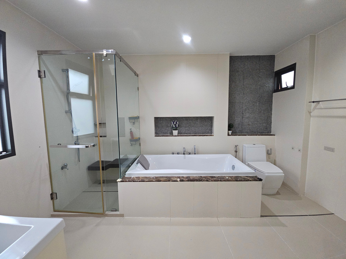 For RentHouseLadkrabang, Suwannaphum Airport : For rent Setthasiri On Nut-Srinakarin (76 sq m.) 4 bedrooms, 3 bathrooms.