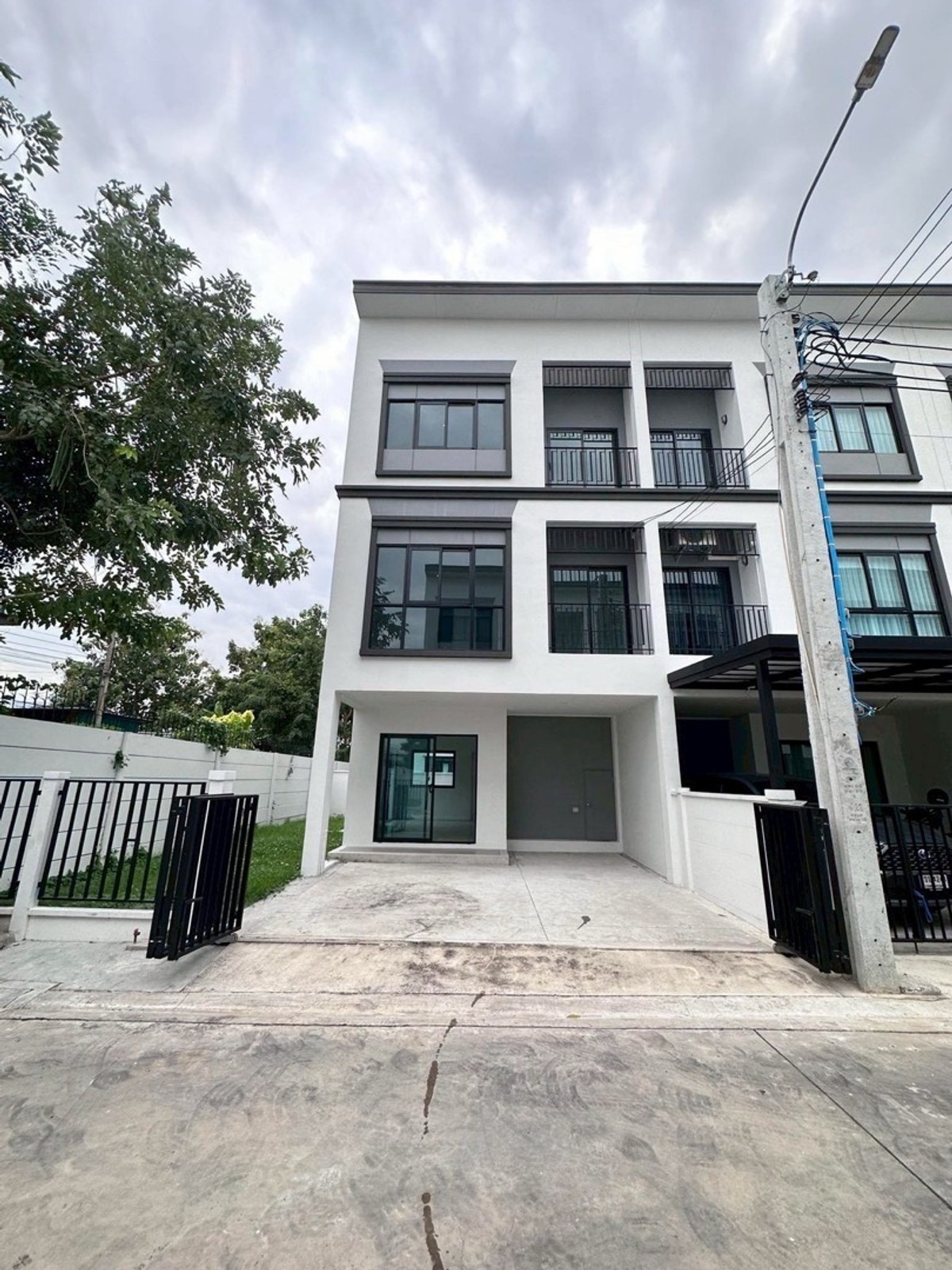 ให้เช่าทาวน์โฮมสมุทรปราการ สำโรง : ให้เช่าทาวน์โฮมลุมพินีทาวน์เพลส สุขุมวิท - ศรีนครินทร์  🏤🚄🚄隆披尼鎮素坤逸-斯里那卡林聯排別墅出租  