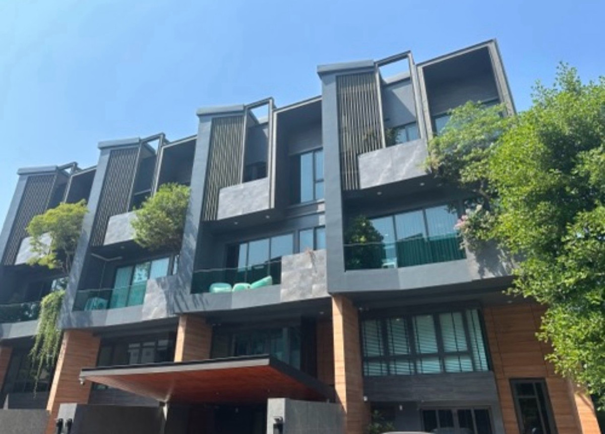 ให้เช่าทาวน์โฮมลาดพร้าว เซ็นทรัลลาดพร้าว : 🏡บ้าน 3 ชั้นครึ่ง + Pool Villaลาดพร้าว ให้เช่า3ห้องนอน 4 ห้องน้ำ จอดรถได้ 2 คัน จอดข้างบ้านได้ 4-5 คัน✨