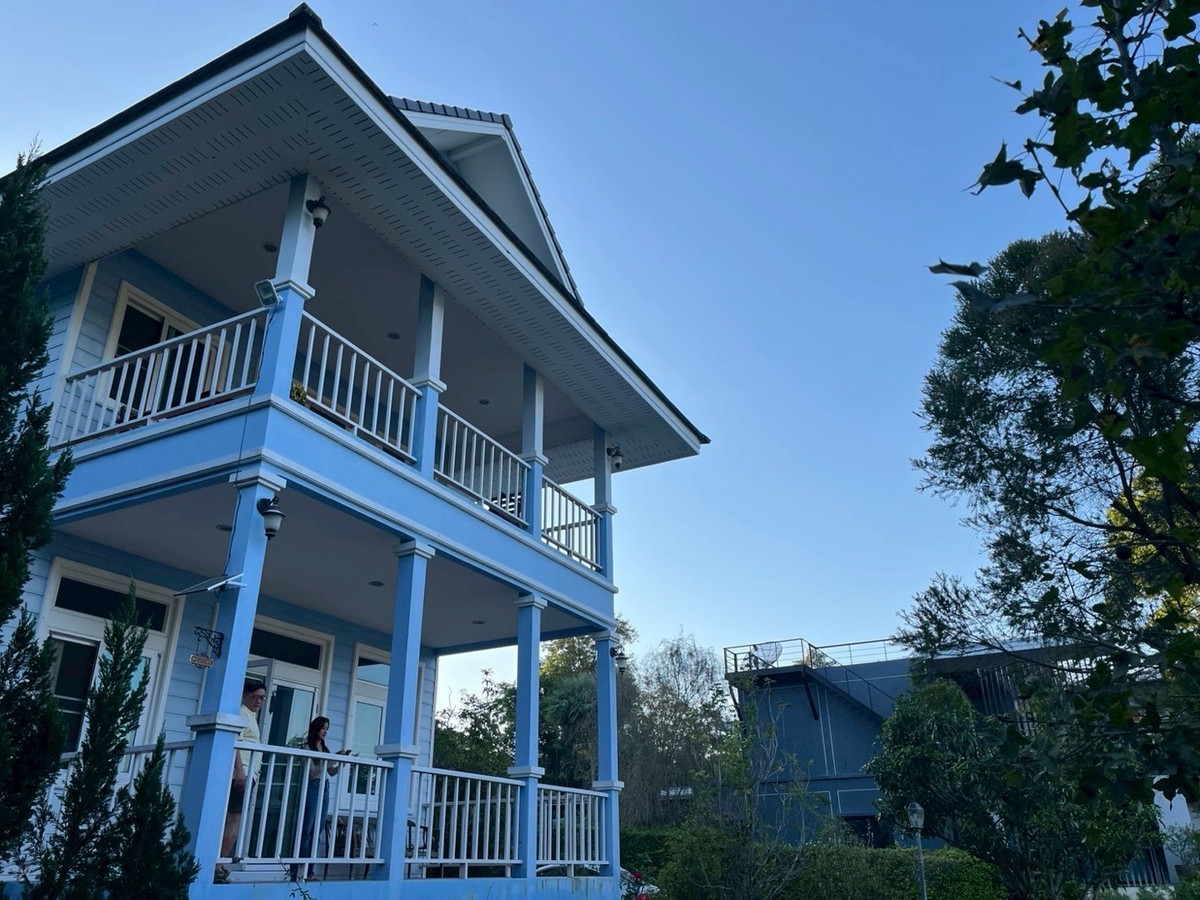 ขายบ้านปากช่อง เขาใหญ่ : 🌤 ขาย เขาใหญ่ – พญาเย็น “บ้านฟ้า” บนเนินเขา
American Country Style 
📍 โครงการภูภัทรา
💰  ราคา 10.5 ลบ. บาท ฟรีโอน 