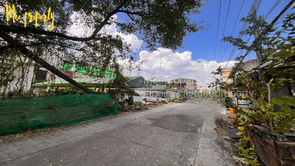 For SaleTownhomeRatchadapisek, Huaikwang, Suttisan : 🚨House with land for sale cheap! Prime location in Bangkok🚨 Soi Pracha Uthit 16, Huai Khwang, Bangkok Land size: 54 sq m. ME-231