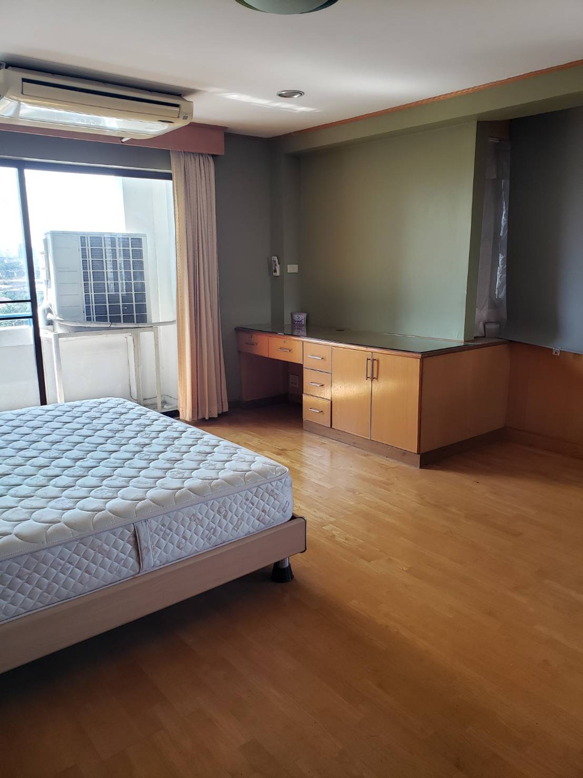 ให้เช่าคอนโดพัฒนาการ ศรีนครินทร์ : Corner room with swimming pool and city views, located near Pattanakan intersection, Airport Rail Link and MRT Yellow Line