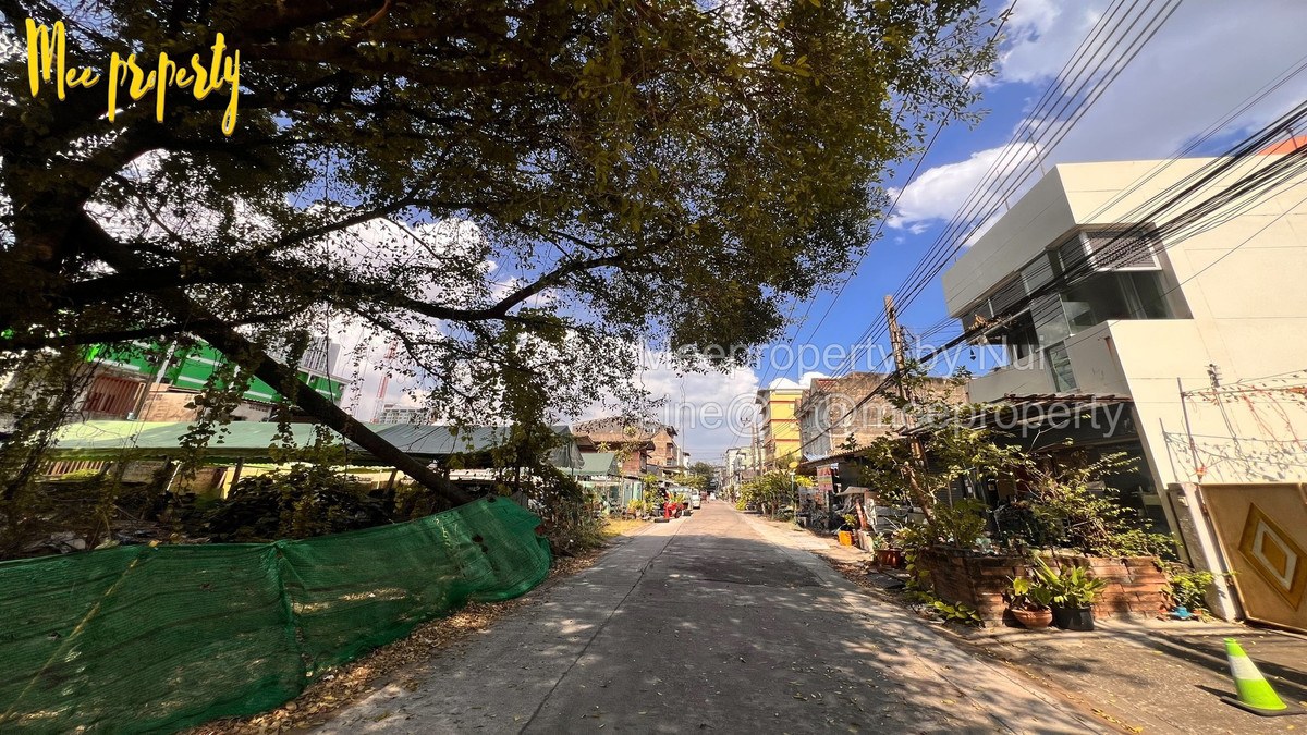 For SaleTownhomeRatchadapisek, Huaikwang, Suttisan : 🚨House with land for sale cheap! Prime location in Bangkok🚨 Soi Pracha Uthit 16, Huai Khwang, Bangkok Land size: 54 sq m. ME-231