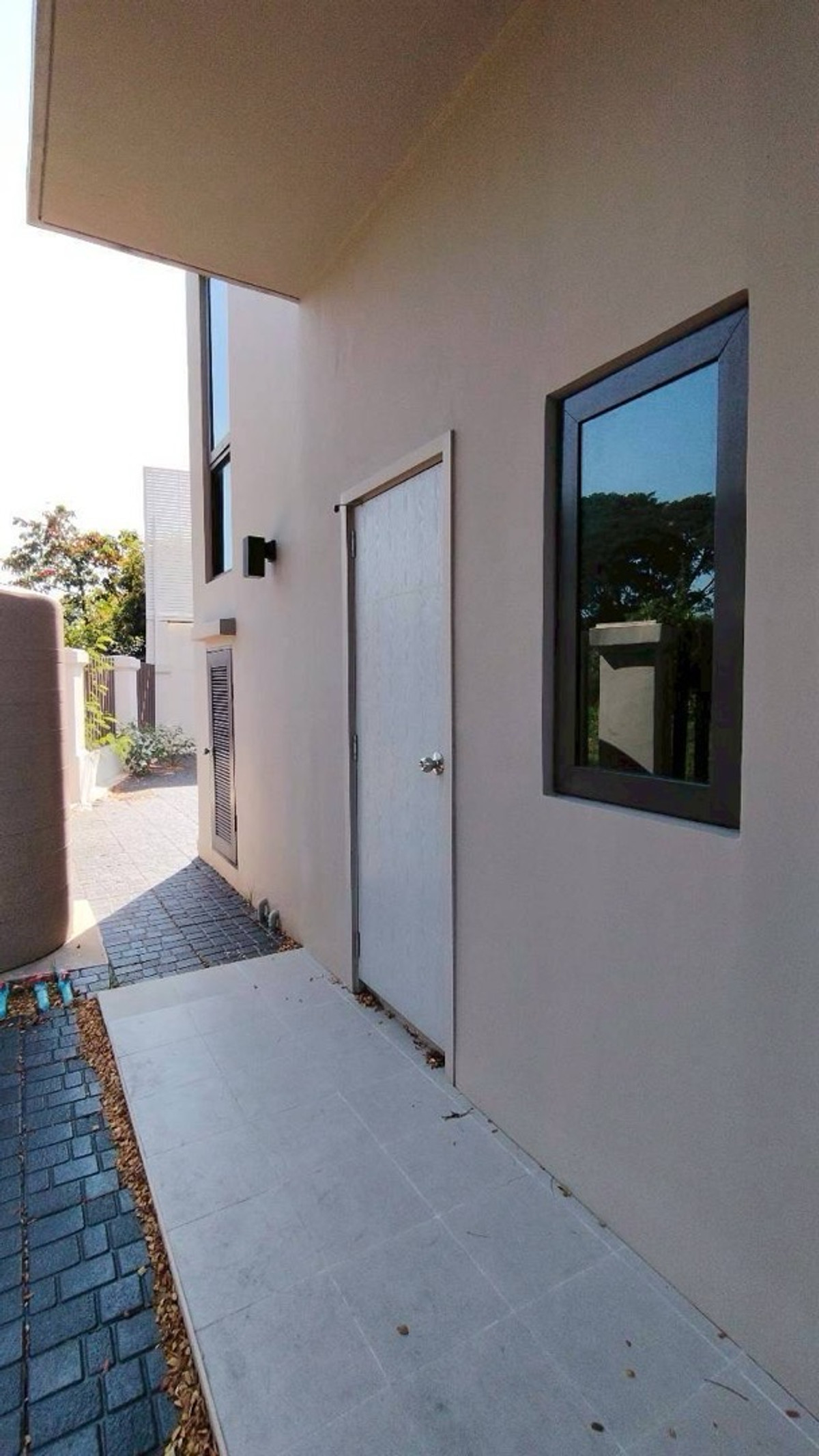 For SaleHouseLadkrabang, Suwannaphum Airport : 🏡✨ Luxury 3-Storey Detached House for Sale | Largest Corner Plot in the ProjectAQ Arbor Suan Luang Rama 9 – PhatthanakanBrand new house – never occupiedFully built-in with Modernform furniture throughout, offering a true luxury residence experience 🤍