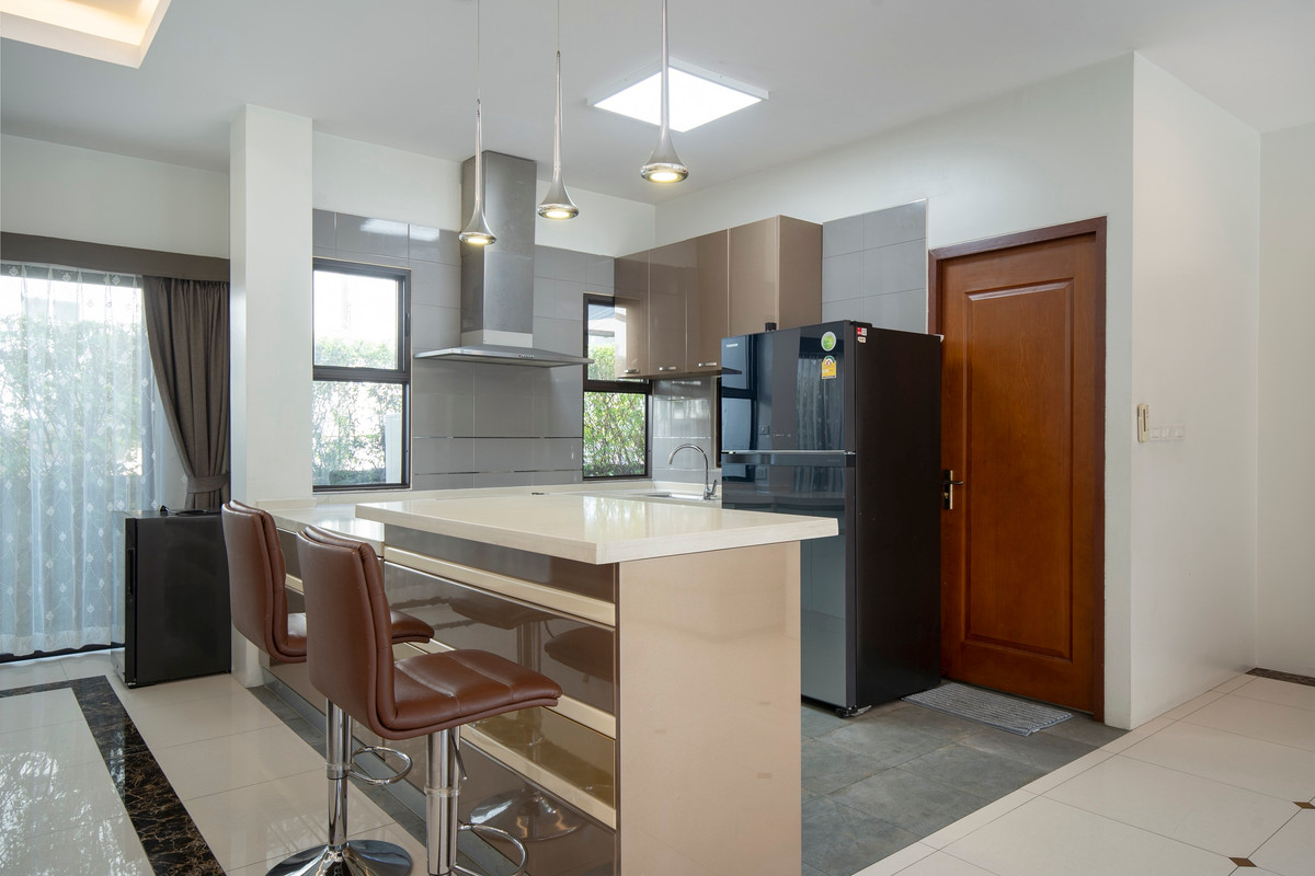 For RentHousePattanakan, Srinakarin : Luxurious 6 bedroom house with private swimming pool. Ready to move in ** NO CO-AGENT **