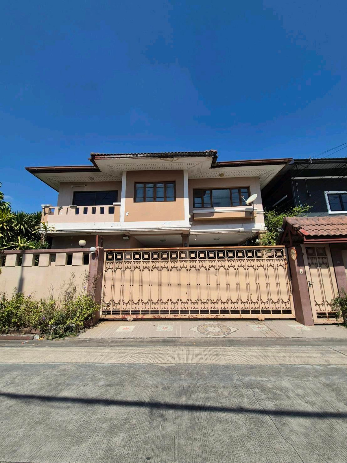 ให้เช่าบ้านลาดกระบัง สุวรรณภูมิ : ให้เช่า บ้านเดี่ยวหน้ากว้าง 13.5 ลึก30 บ้านสร้างเต็มพื้นที่ จอด2 เพียง80k ทักไลน์ paolin1