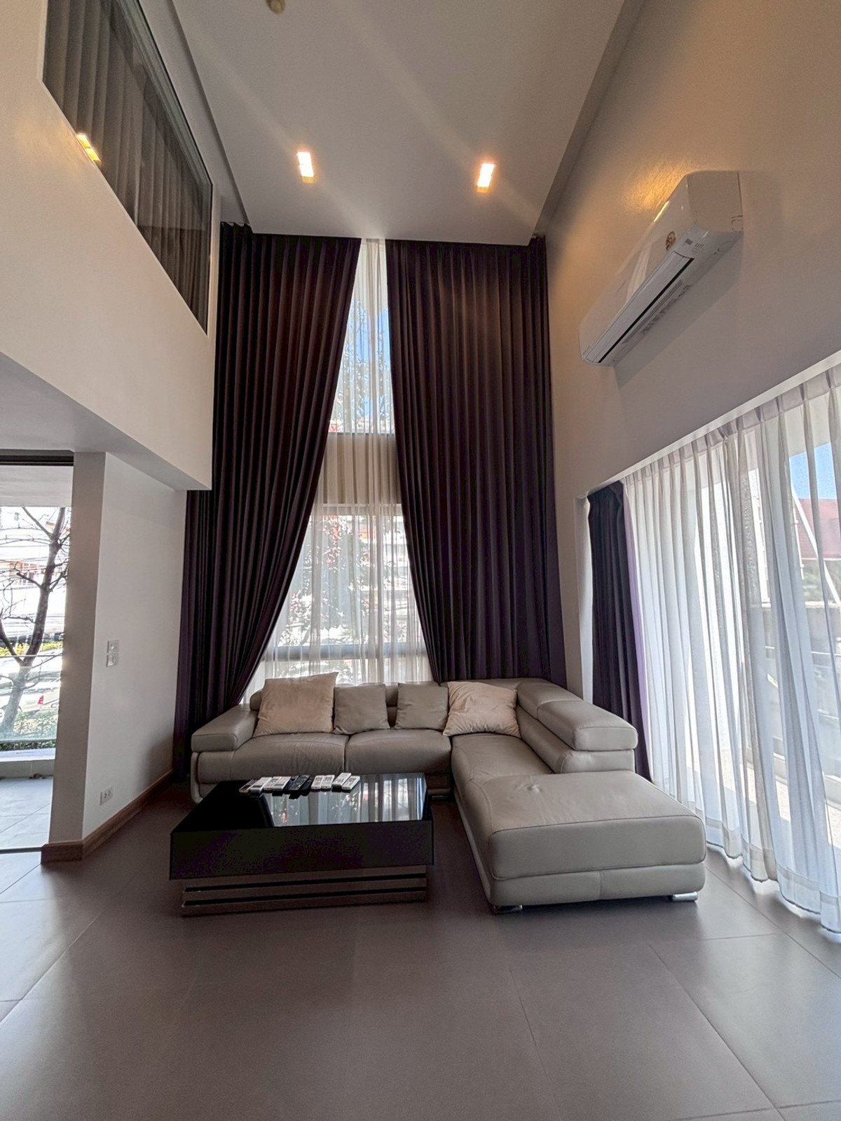 ให้เช่าคอนโดสุขุมวิท อโศก ทองหล่อ : [Pet-Friendly] ให้เช่า Duplex ห้องใหญ่ 133 ตร.ม. Downtown 49 (สุขุมวิท 49) เลี้ยงสัตว์ได้ 100%