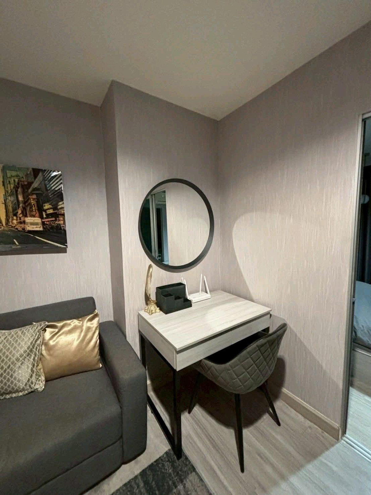 ให้เช่าคอนโดแจ้งวัฒนะ เมืองทอง : จัดวางเฟอร์นิเจอร์ครบชุด หิ้วกระเป๋าเข้าอยู่ได้เลย
ใกล้ มหาวิทยาลัยเกษตรศาสตร์, มหาวิทยาลัยธุรกิจบัณฑิตย์ (DPU)
​การคมนาคม: ใกล้ทางด่วนศรีรัช, รถไฟฟ้าสายสีม่วง และสายสีแดง