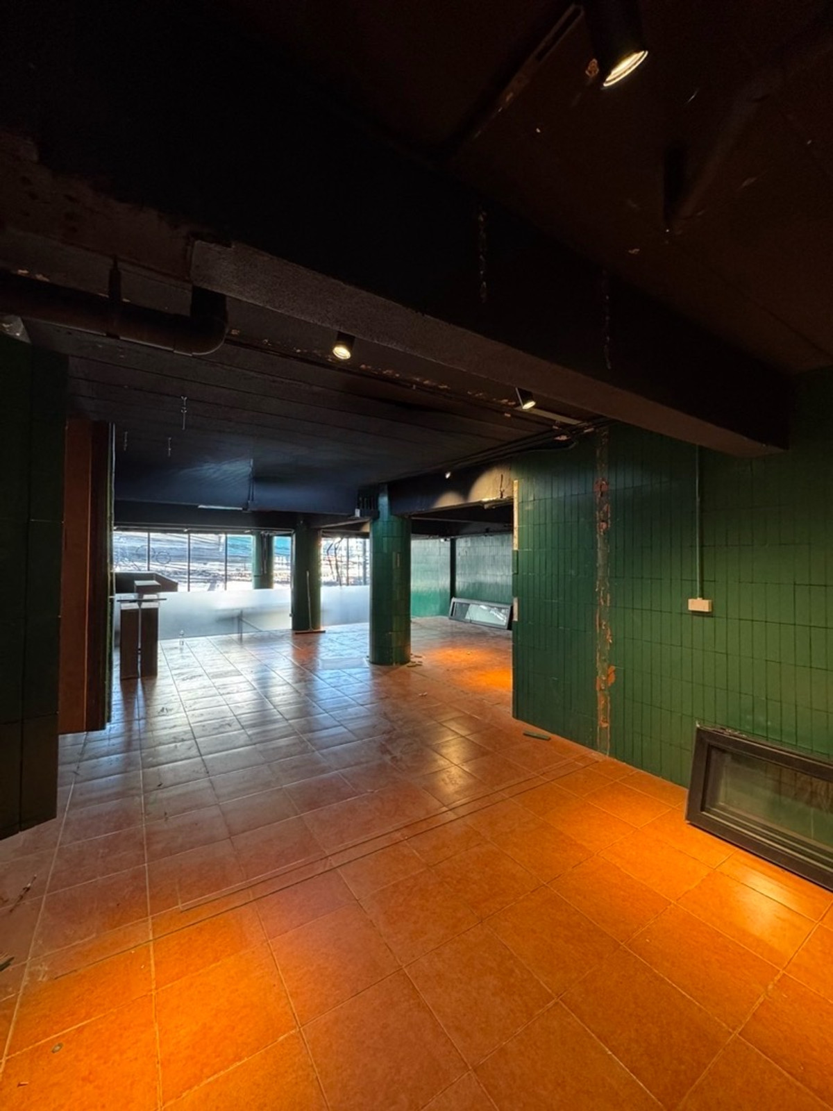 For RentShop HouseSukhumvit, Asoke, Thonglor : Retail Space 200 sqm soi Thonglor for Rental, Soi Thonglor 200 sq m, G floor + mezzanine, shared parking space for 20 cars | Retail Space 200 sqm soi Thonglor for Rental