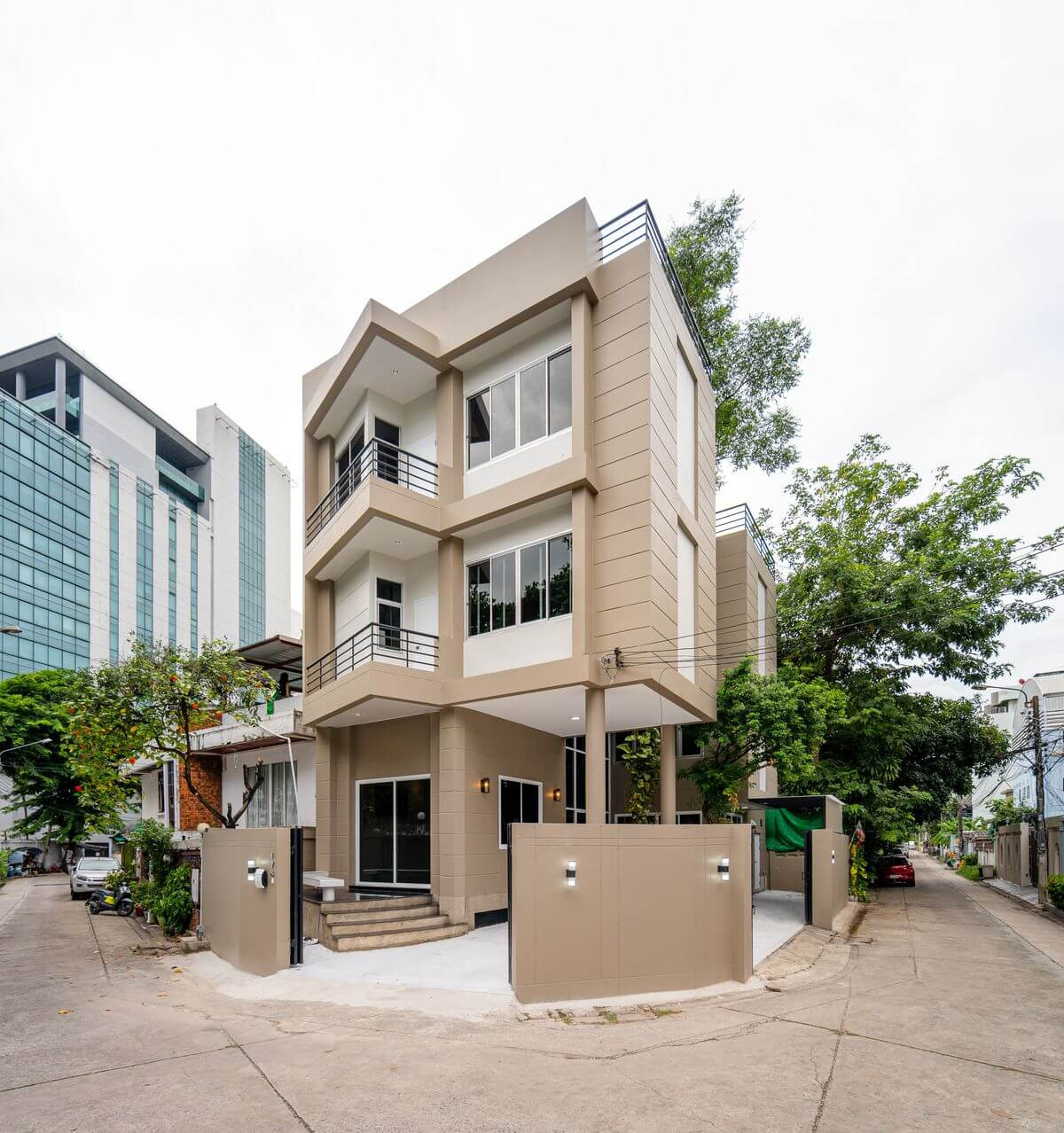 For SaleHouseSapankwai,Jatujak : 📌Single house for sale/ 𝐇𝐎𝐌𝐄 𝐎𝐅𝐅𝐈𝐂𝐄 3 floors, completely renovated, near Chatuchak and Mo Chit, just 300 meters. If interested, contact 095-424-3656