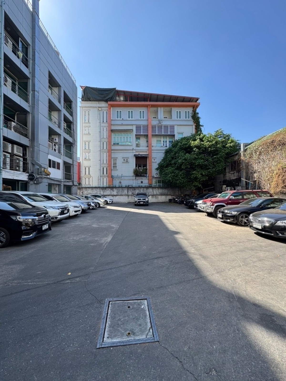 For RentShop HouseSukhumvit, Asoke, Thonglor : Retail Space 200 sqm soi Thonglor for Rental, Soi Thonglor 200 sq m, G floor + mezzanine, shared parking space for 20 cars | Retail Space 200 sqm soi Thonglor for Rental