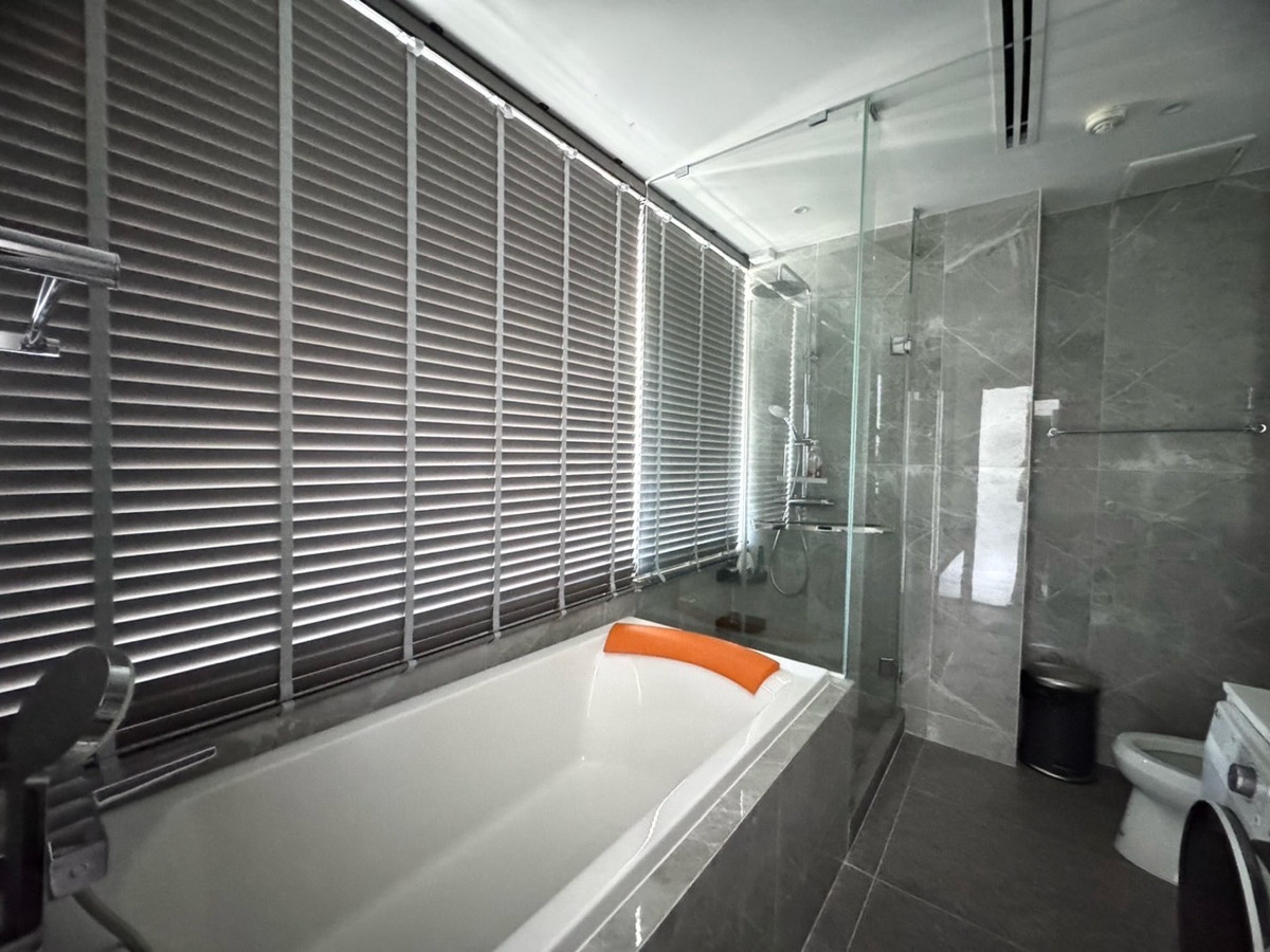 ขายคอนโดสยาม จุฬา สามย่าน : 🏙 For Sale: Ashton Chula – Silom✨ High floor unit with open city view🛏 2 Bedrooms | 🚿 2 Bathrooms📐 Usable area: 65.49 sq.m.💰 Price: 21.51 MB (Million Baht)☎️contact 0646428664 (Phat)☎️contact 0946242014 (Nui)