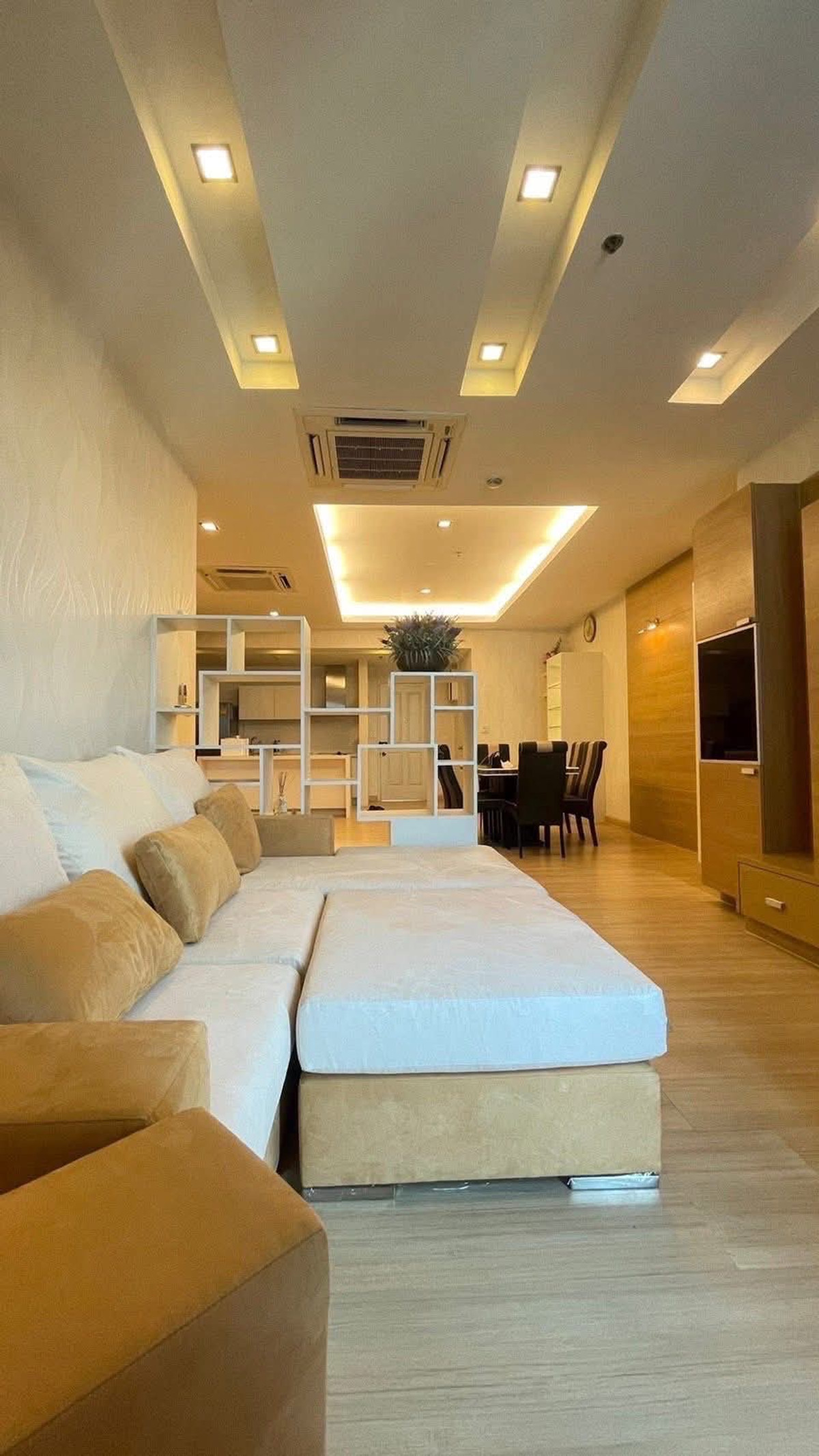 For RentCondoWongwianyai, Charoennakor : Spacious 140 Sq.m. Condo in Prime Sathorn–Charoen Nakhon Location