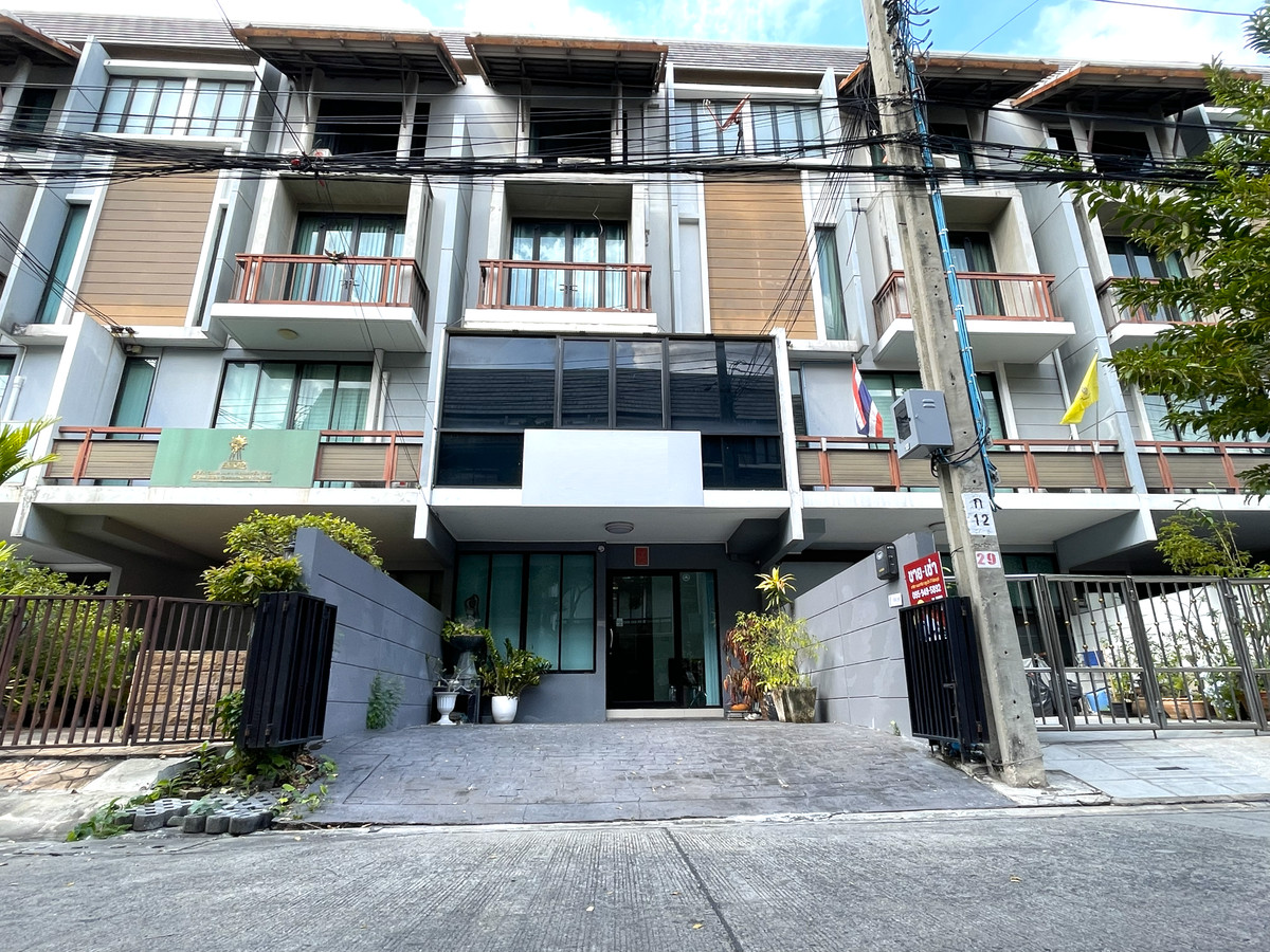 ขายทาวน์โฮมอ่อนนุช อุดมสุข : ขายทาวน์โฮม/โฮมออฟฟิศ 4 ชั้น อารียา แมนดารีนา สุขุมวิท 77 (อ่อนนุช) ทำเลติดถนนใหญ่ สภาพใหม่ ตกแต่งพร้อมเข้าอยู่ ตำแหน่งดีที่สุดในโครงการ พื้นที่ใช้สอยกว้างขวาง 240 ตร.ม. ตกแต่งพร้อมเข้าอยู่