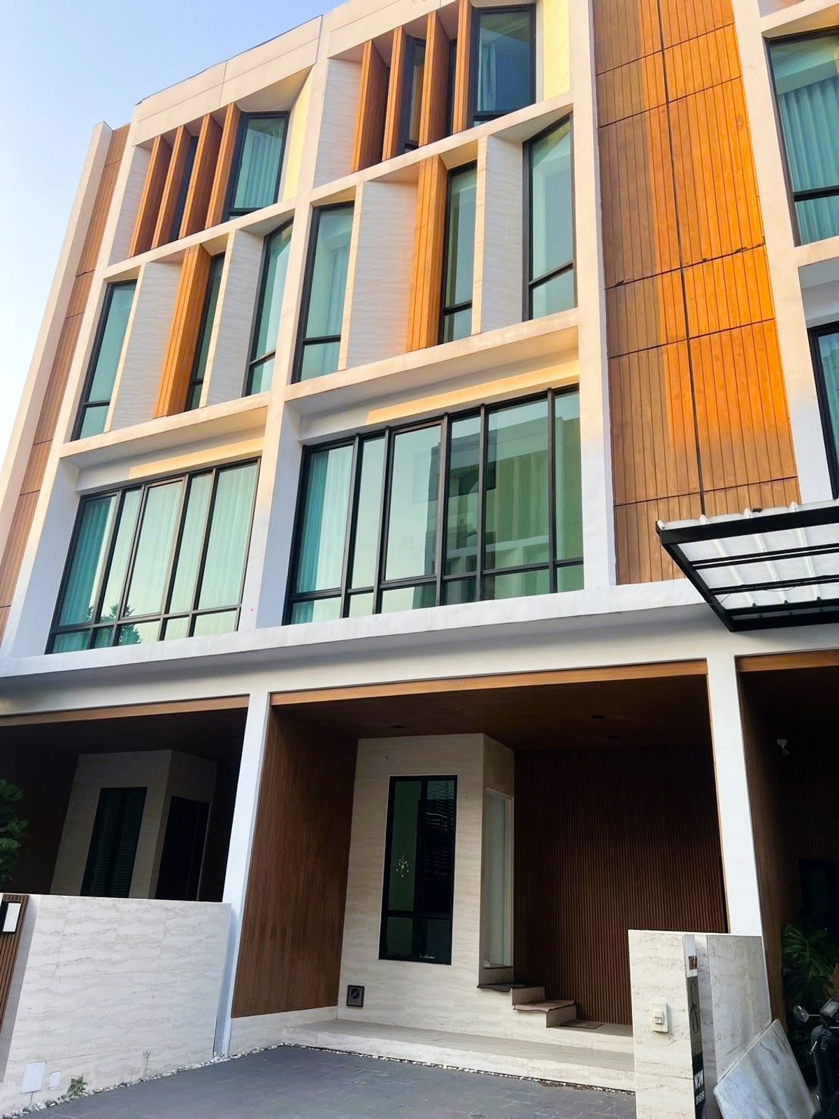 ขายทาวน์โฮมรัชดา ห้วยขวาง : 📌ขายทาวน์โฮม รัชดา 32 เดินทางสะดวก ด้วยรถไฟฟ้าถึง 3 สาย ทำเลหายาก รายล้อมไปด้วยสิ่งอำนวยความสะดวก สนใจติดต่อ 095-424-3656