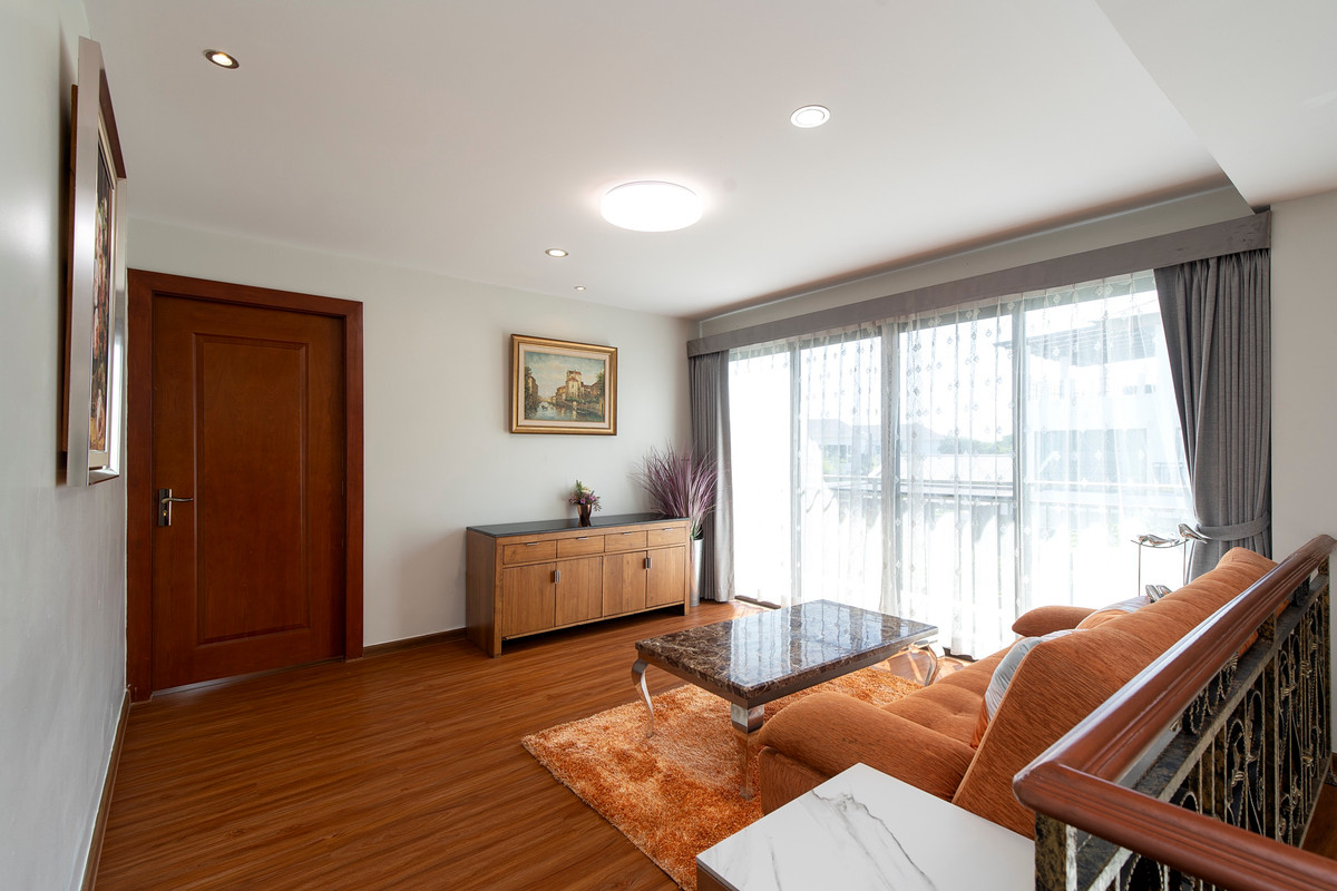 For RentHousePattanakan, Srinakarin : Luxurious 6 bedroom house with private swimming pool. Ready to move in ** NO CO-AGENT **